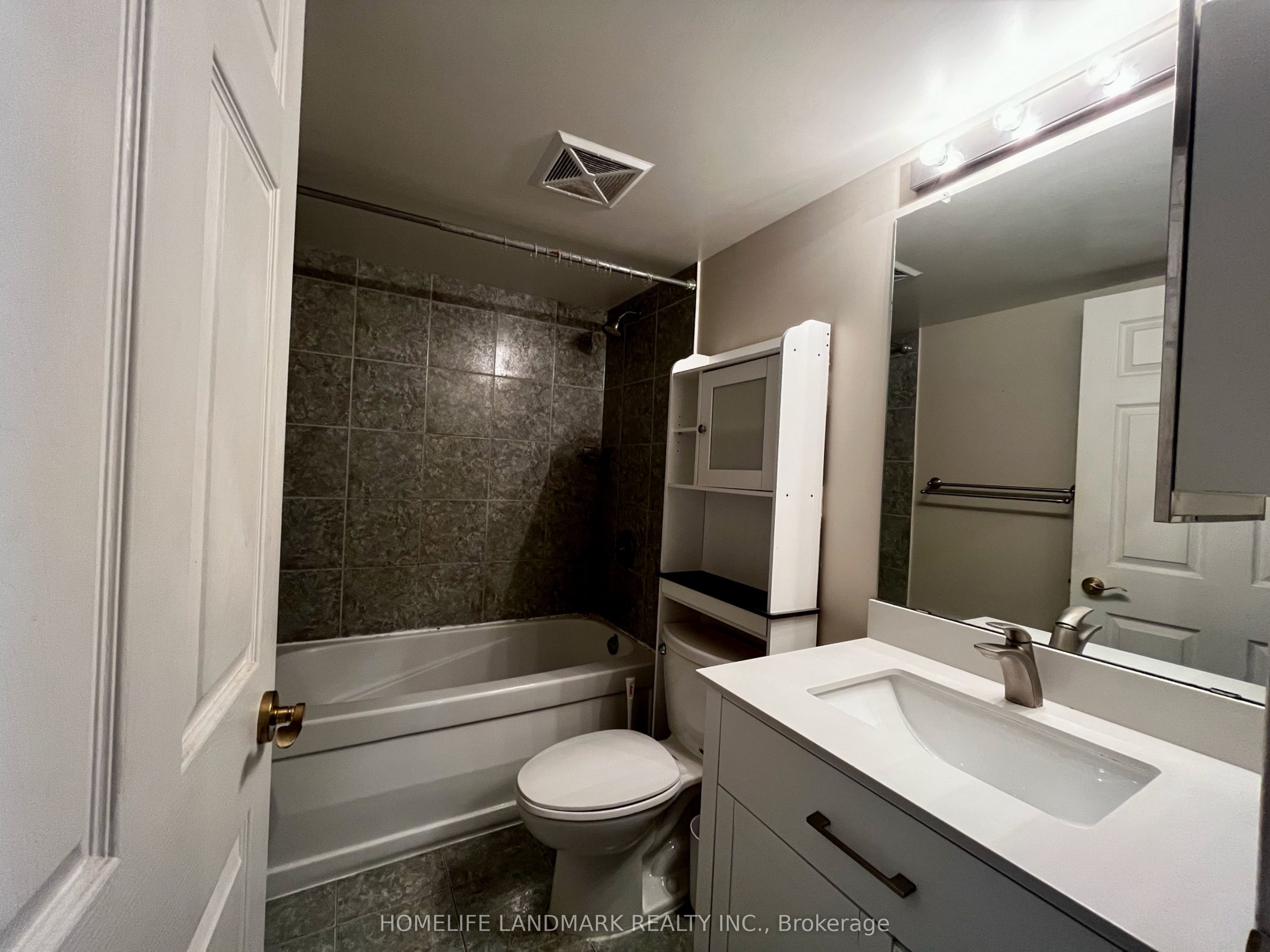 30 Grand Trunk Crescent 1708 Property Photo 8