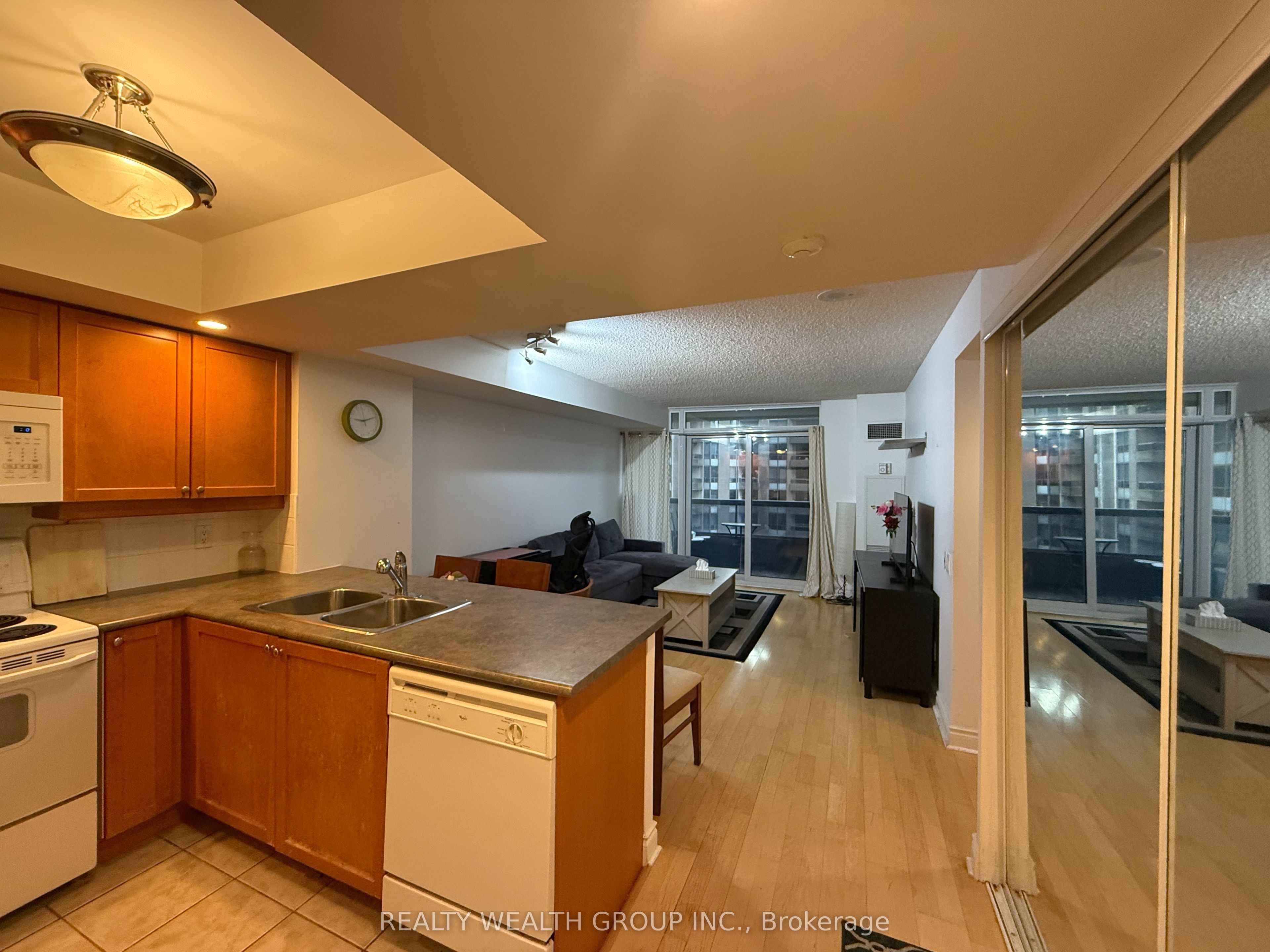 15 Northtown Way 1017 Property Photo 3