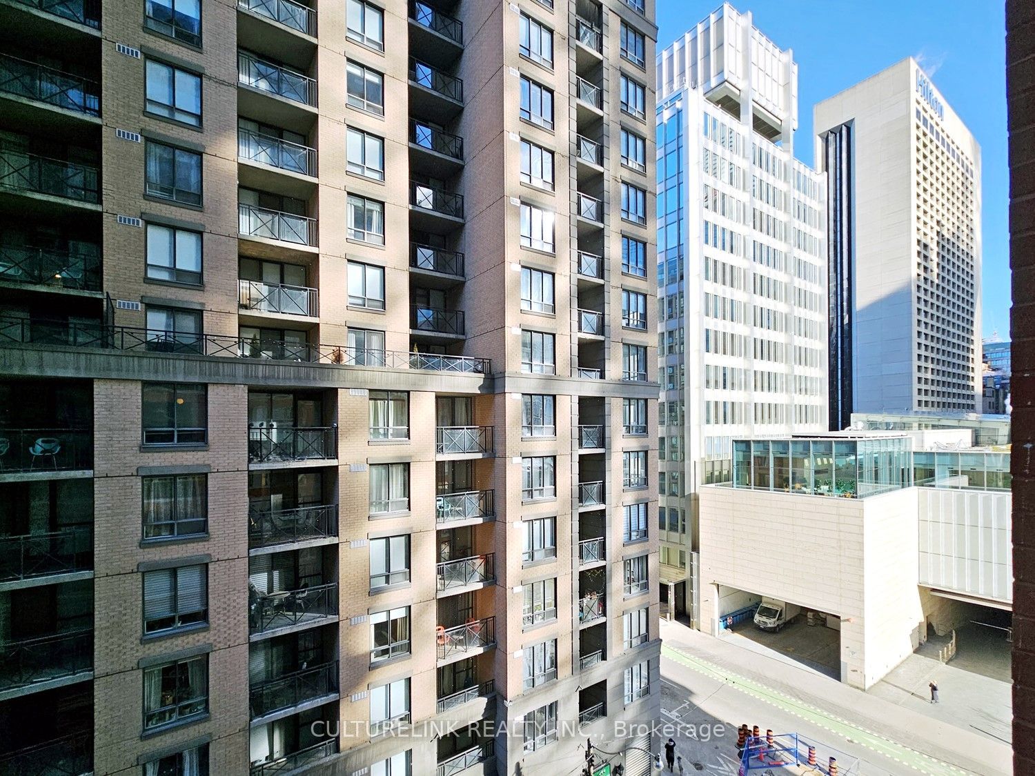 126 Simcoe Street 707 Property Photo 3