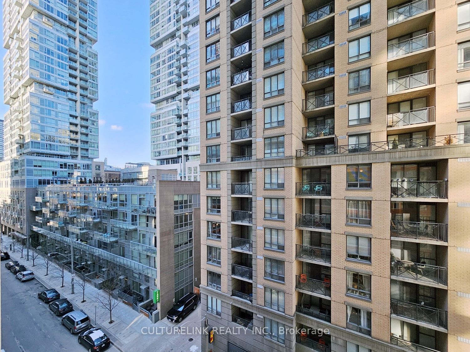 126 Simcoe Street 707 Property Photo 4