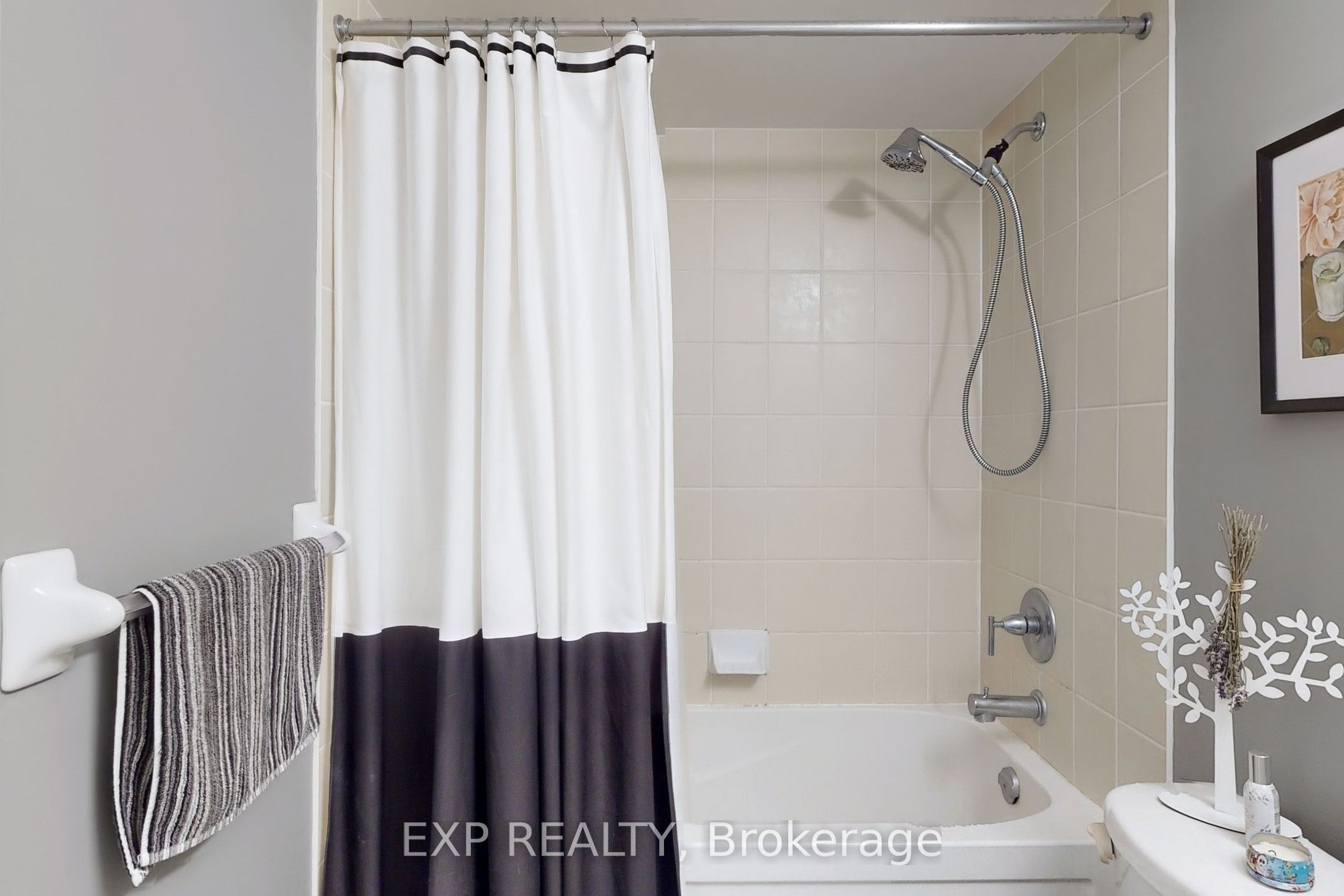 352 Front Street W 817 Property Photo 27