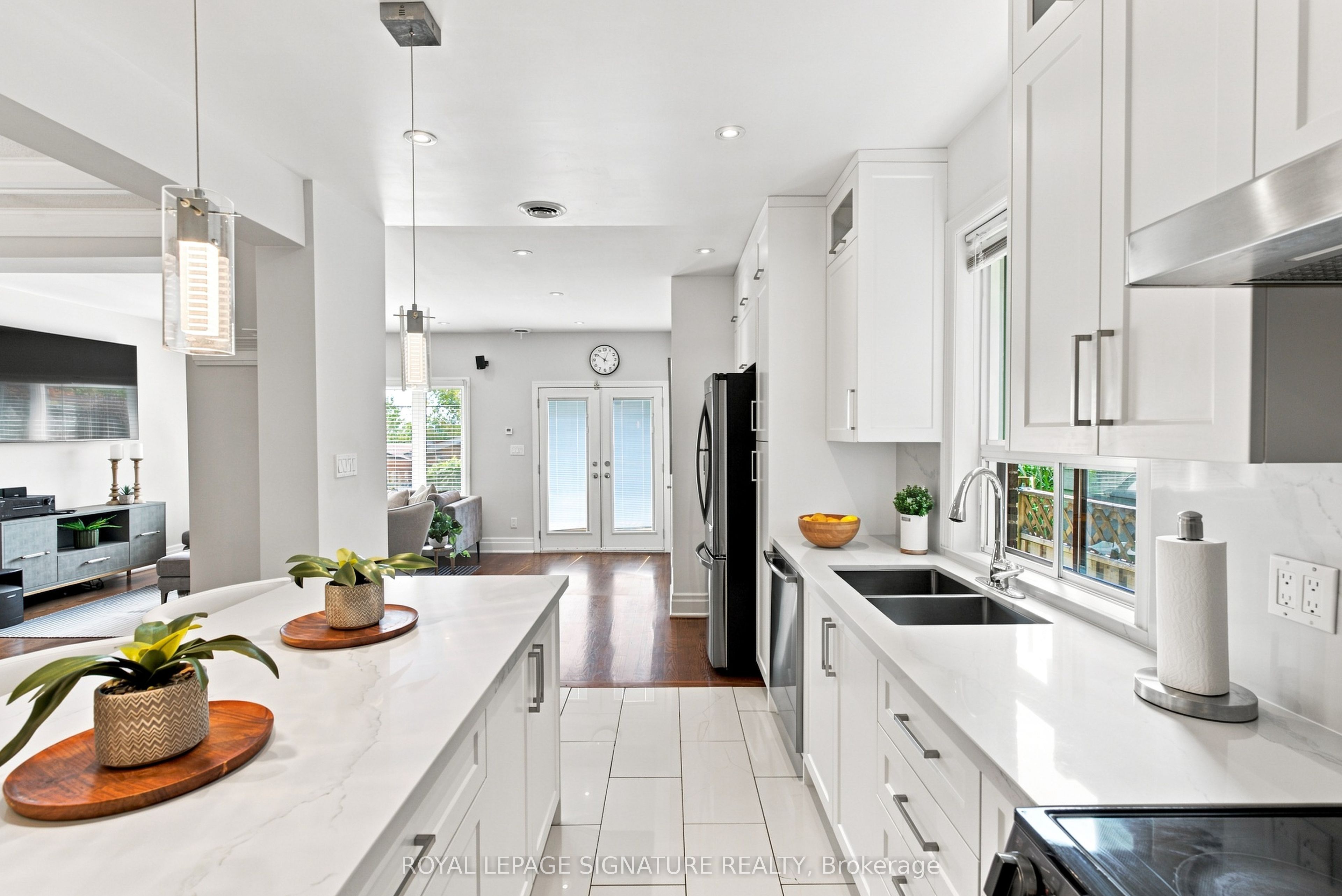 35 Regal Road Property Photo 11