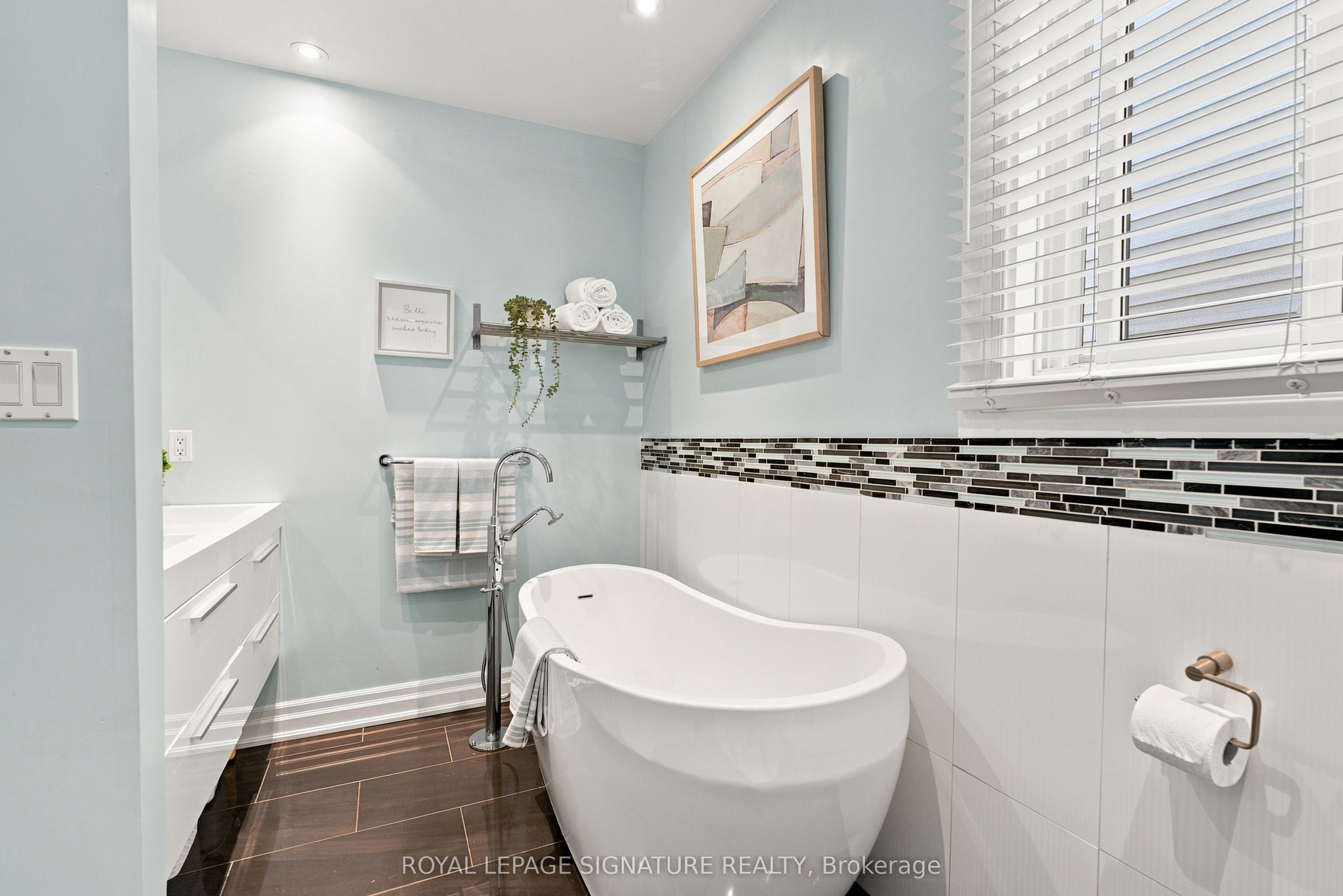 35 Regal Road Property Photo 22