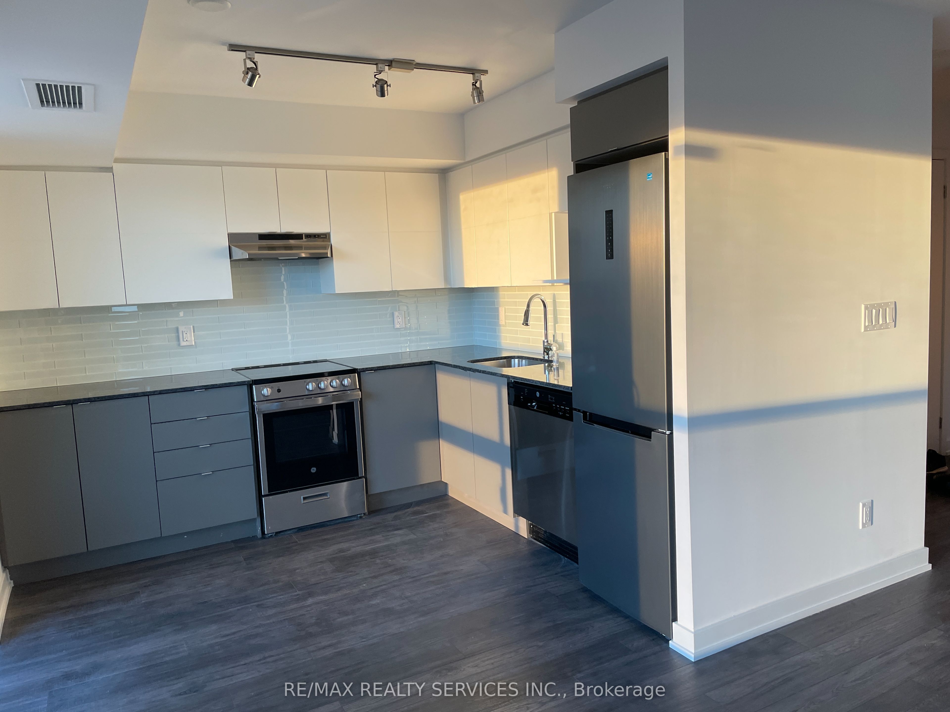 120 Varna Drive 1217 Property Photo 6