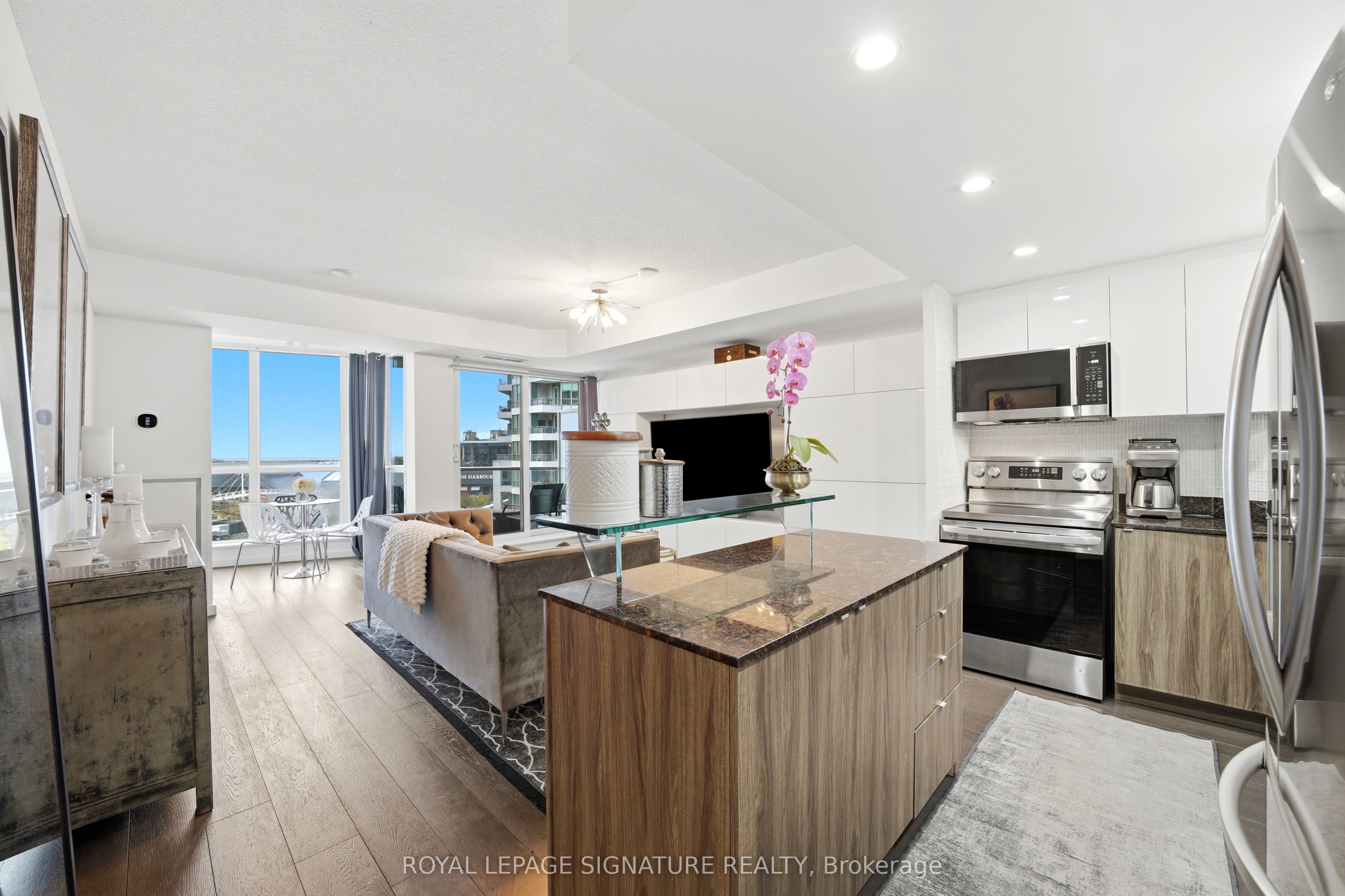 218 Queens Quay W 510 Property Photo 3