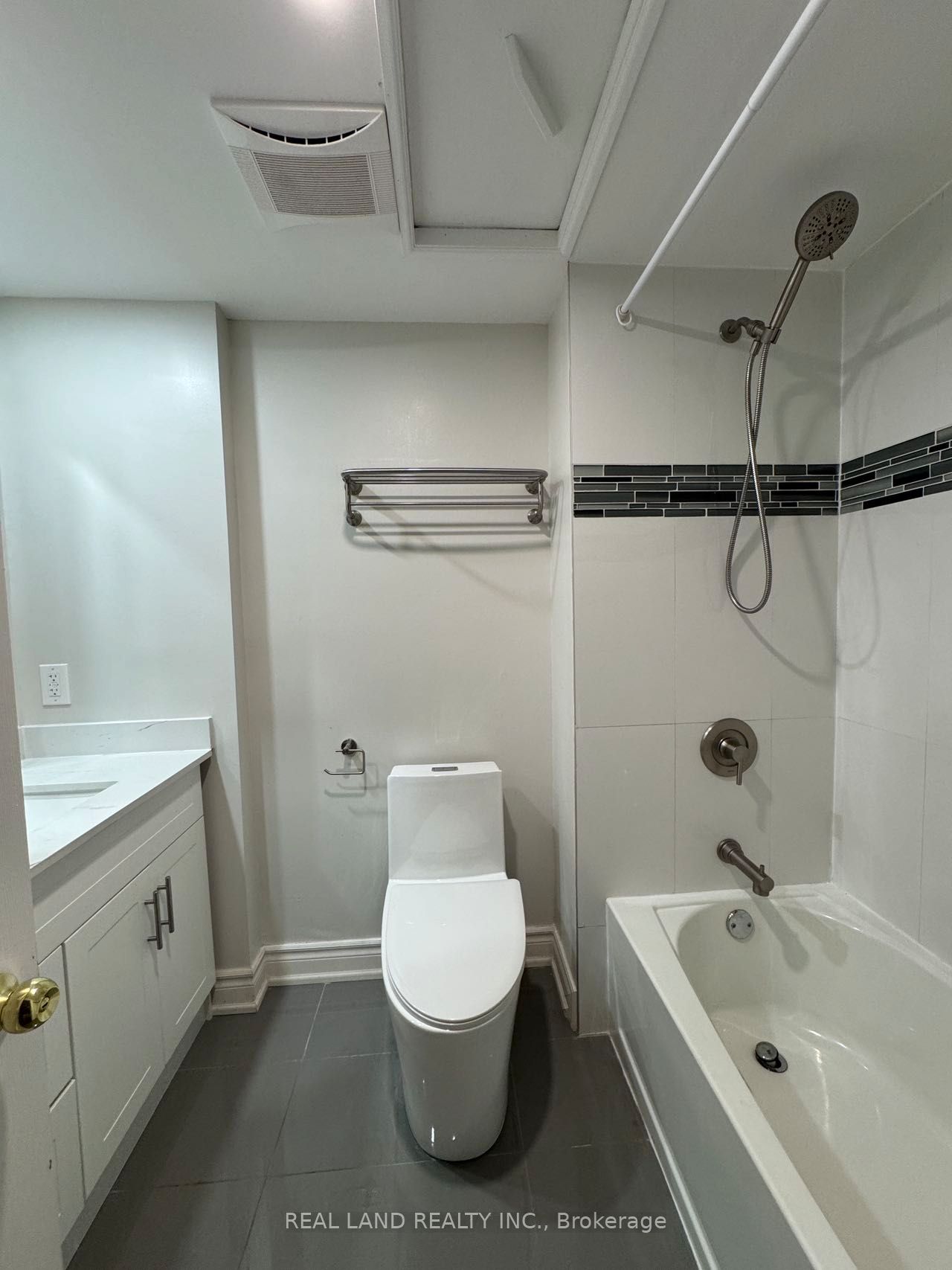 26 Greyhound Drive E Property Photo 6