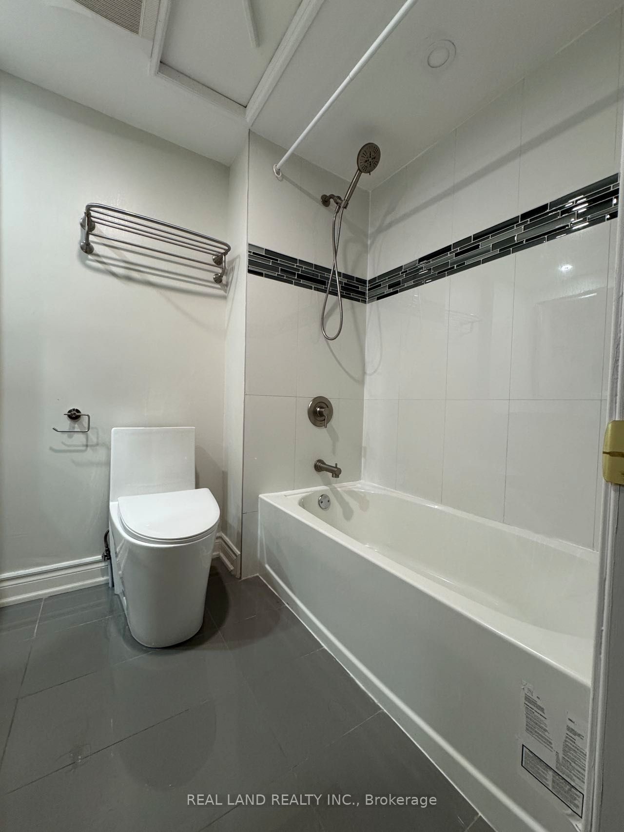 26 Greyhound Drive E Property Photo 7