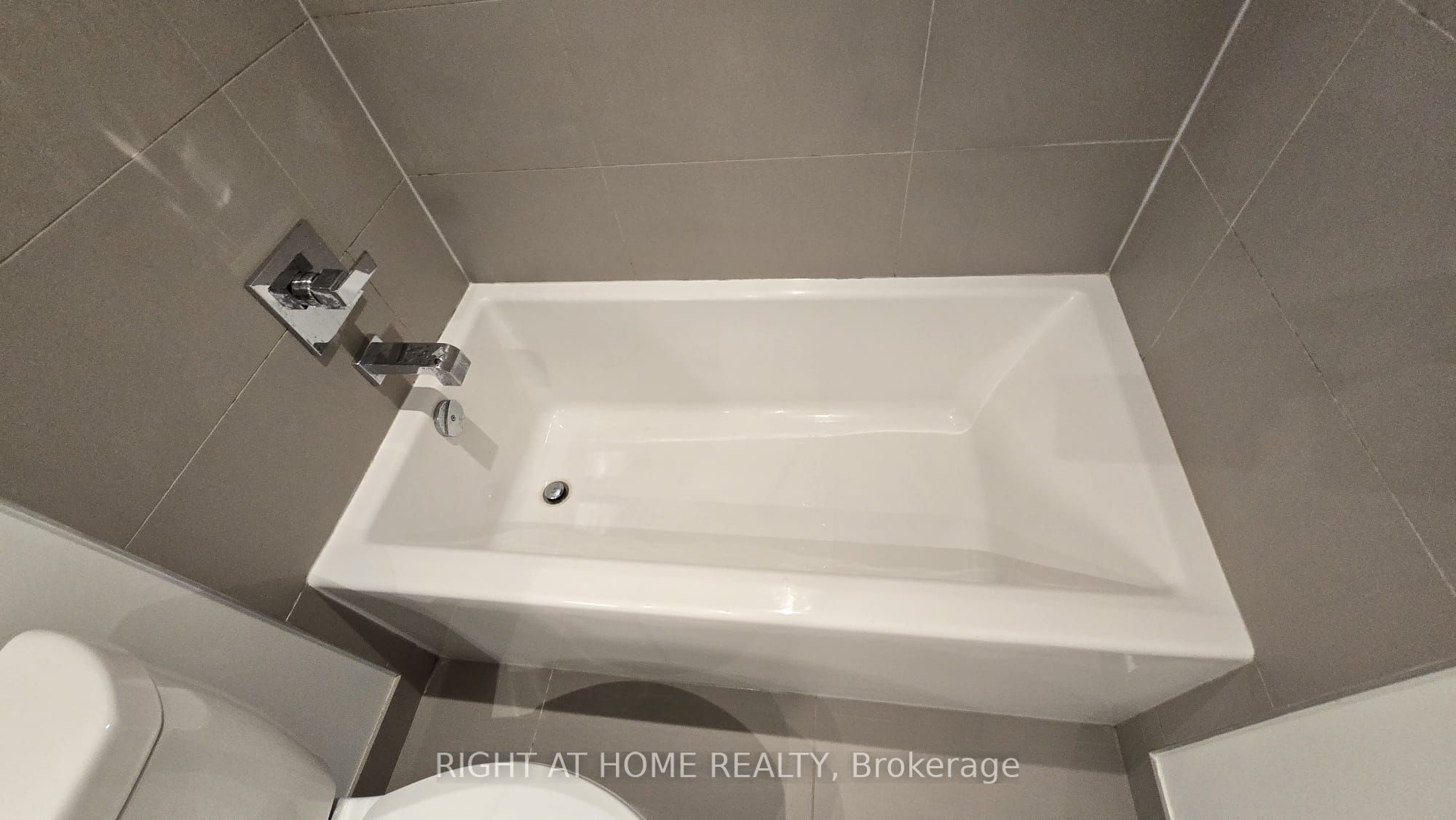 55 Merchants Wharf 519 Property Photo 34