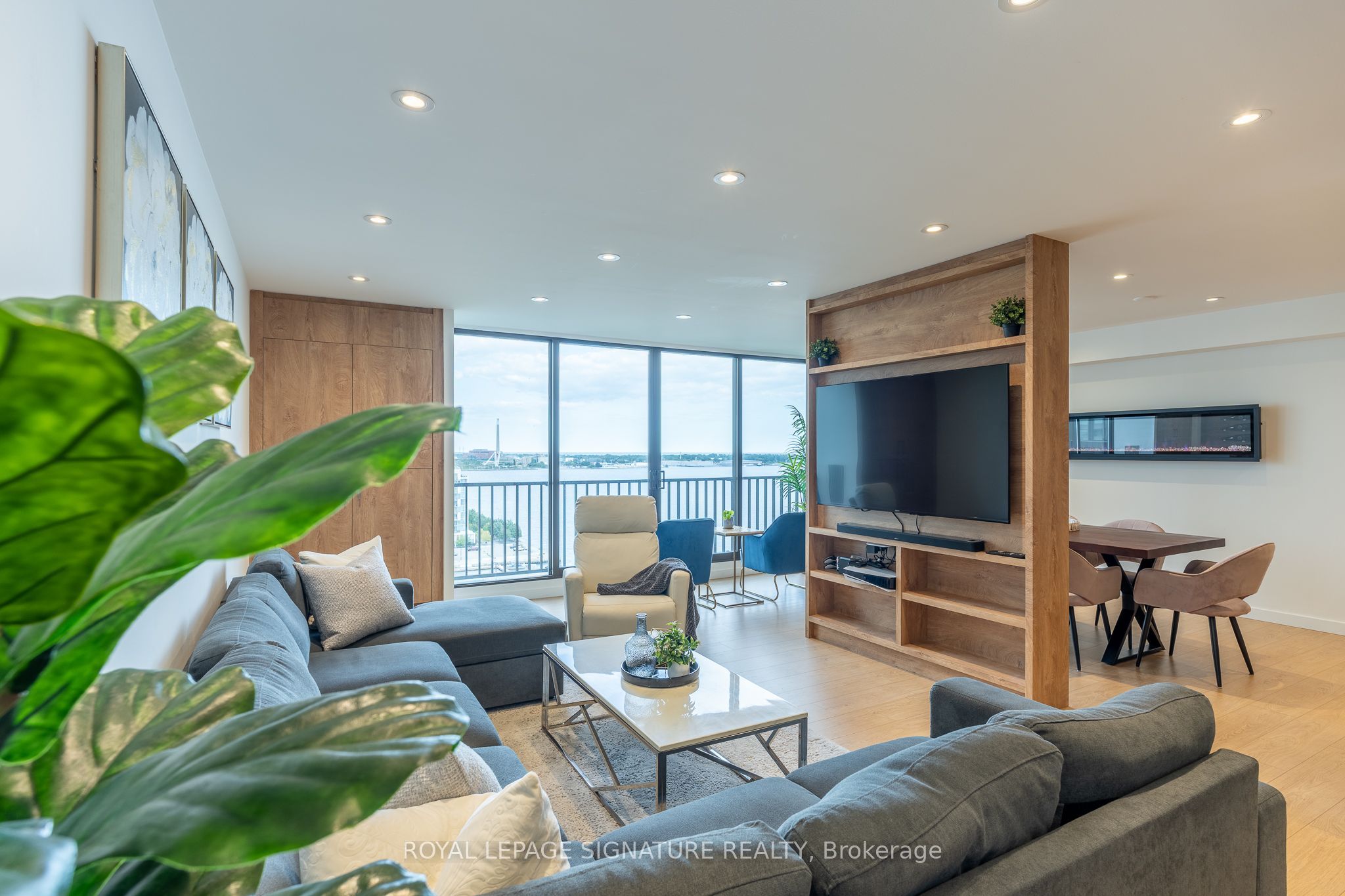 33 Harbour Square 1806 Property Photo 5