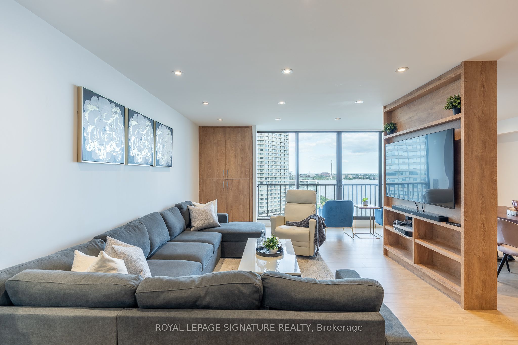33 Harbour Square 1806 Property Photo 7