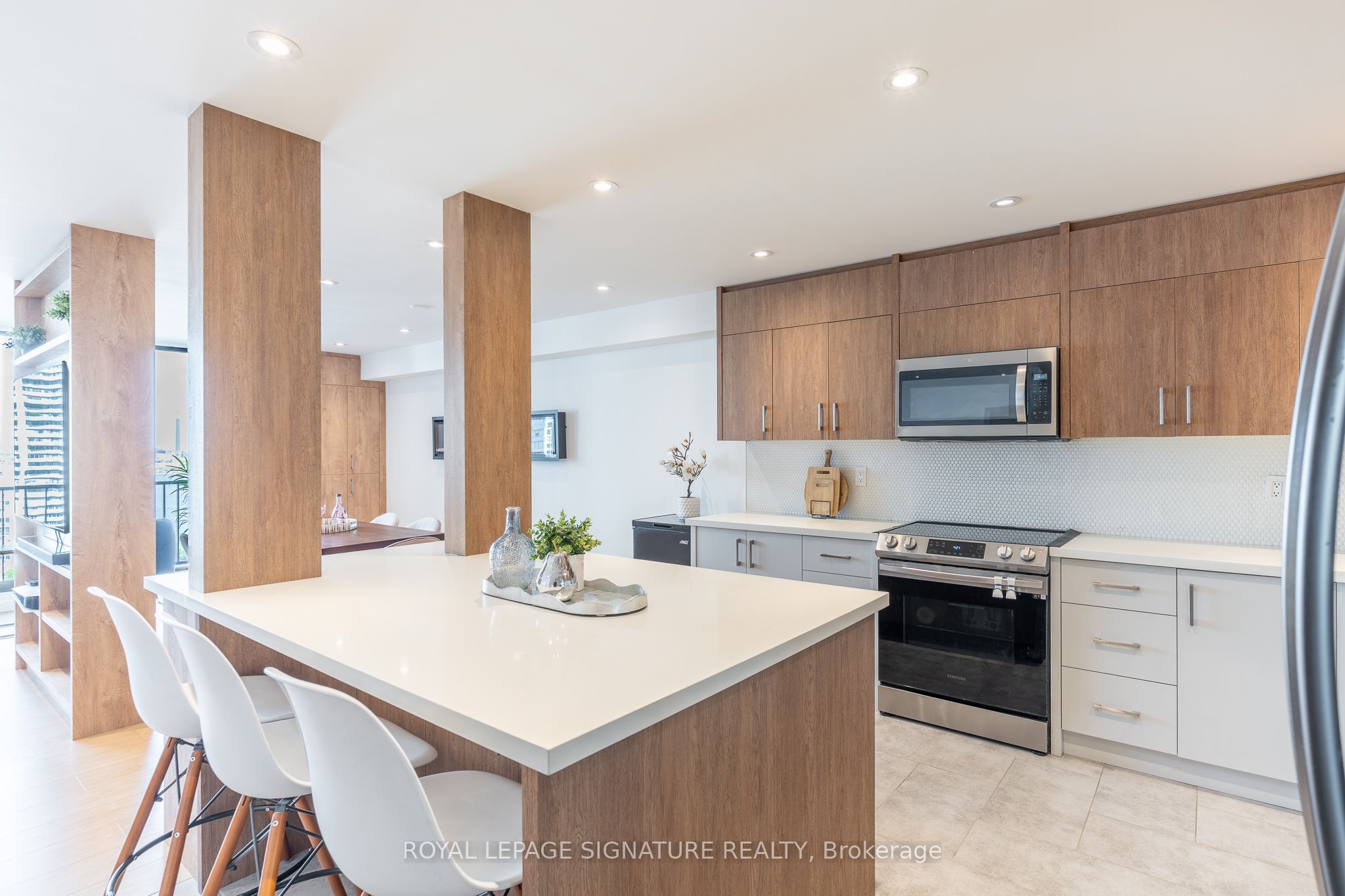33 Harbour Square 1806 Property Photo 8