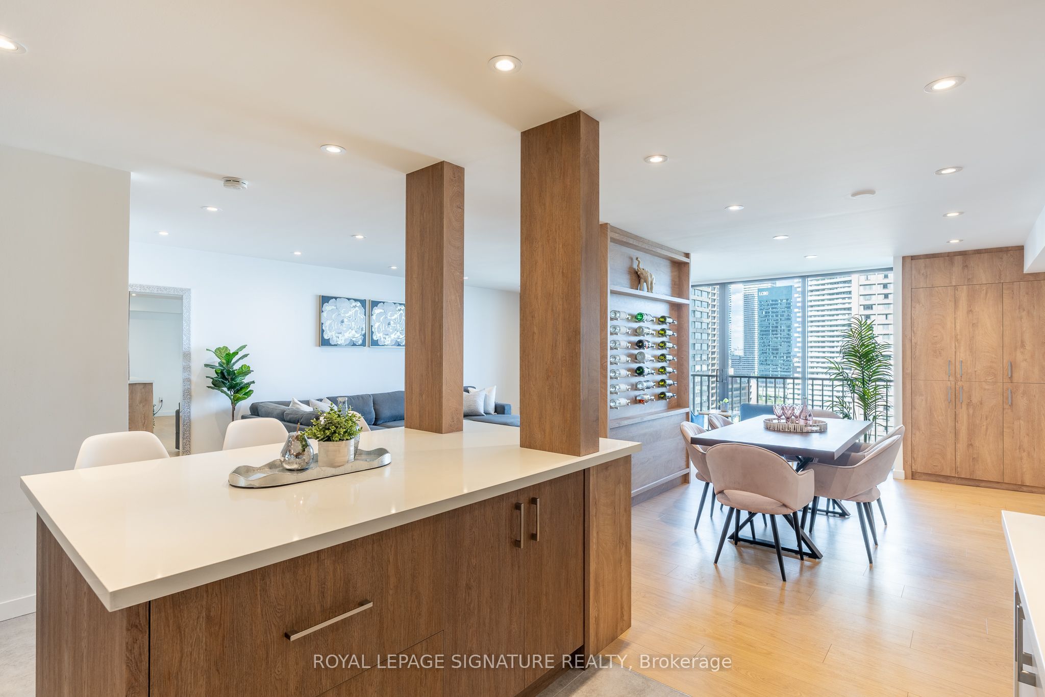 33 Harbour Square 1806 Property Photo 11