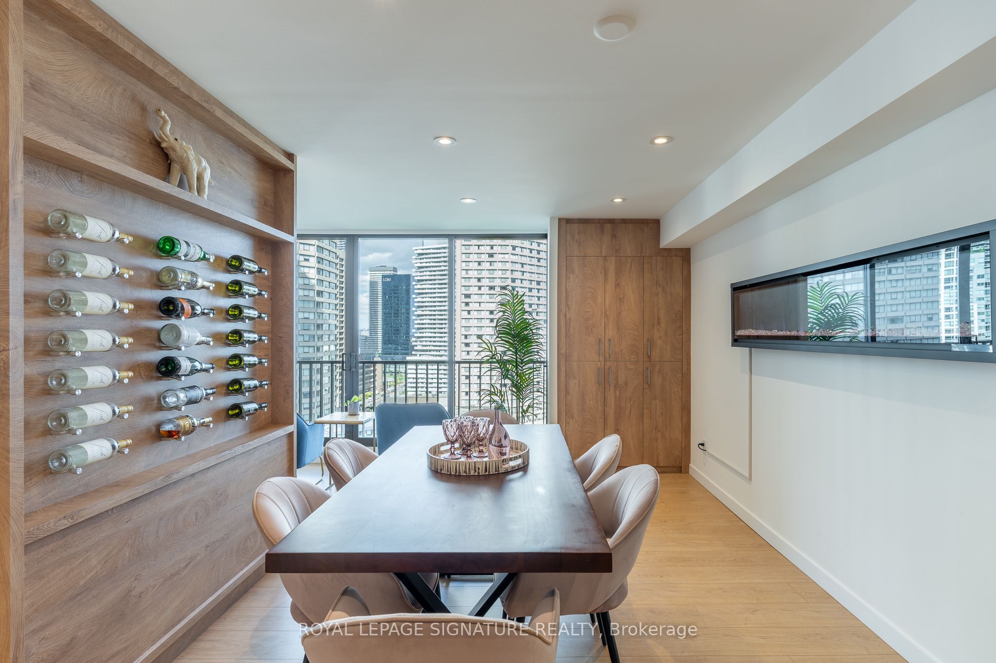 33 Harbour Square 1806 Property Photo 14