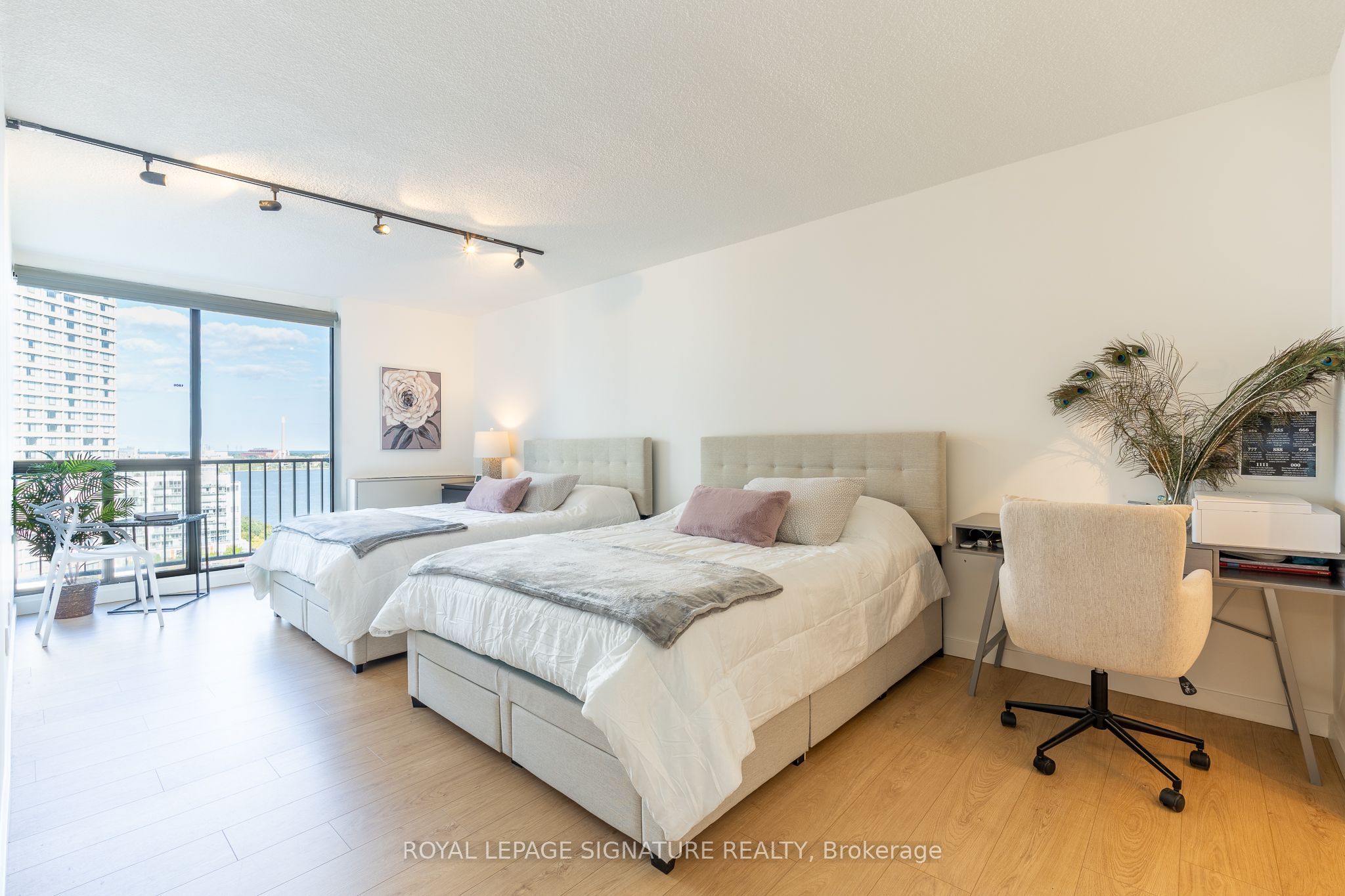 33 Harbour Square 1806 Property Photo 18