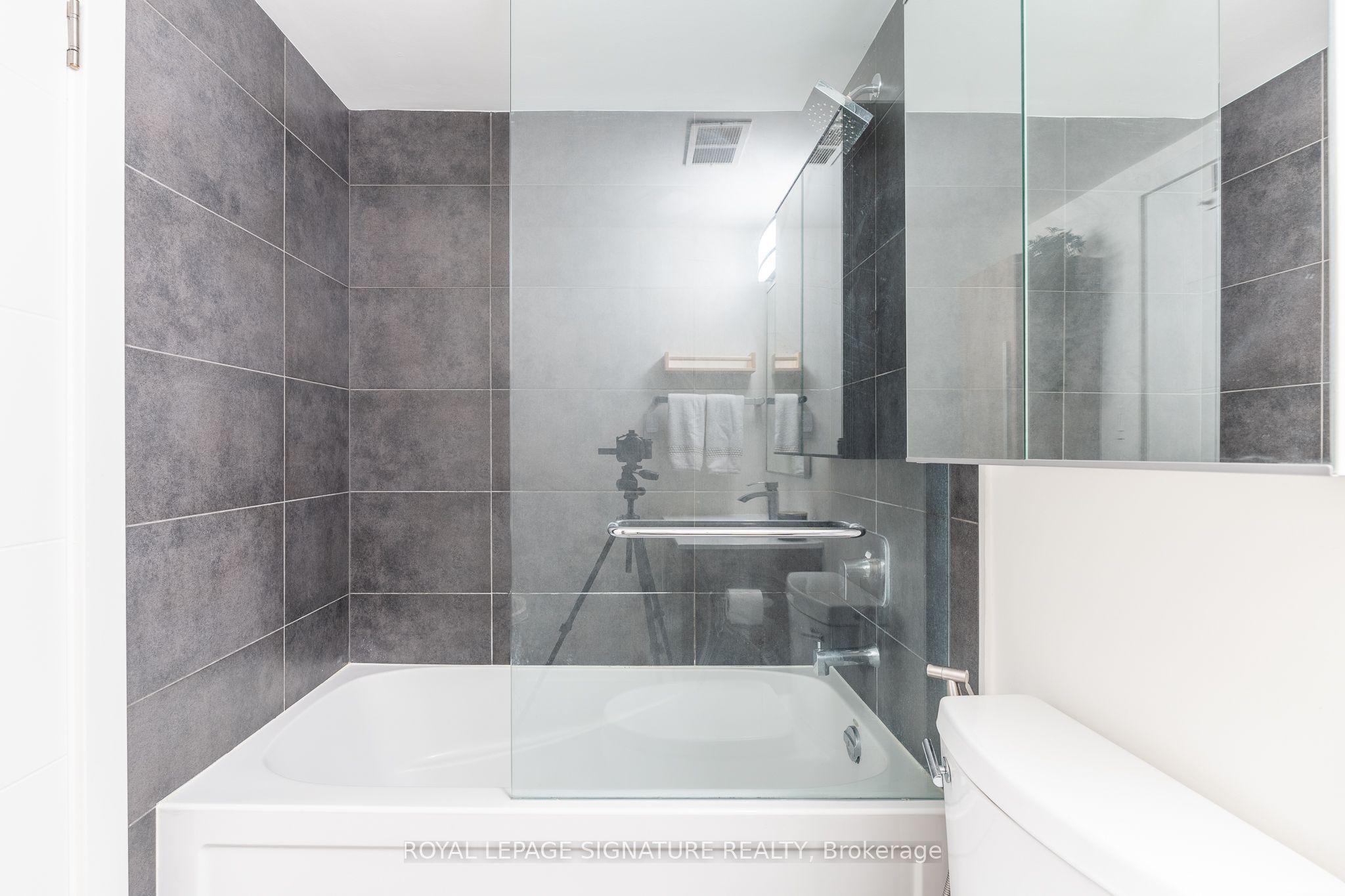 33 Harbour Square 1806 Property Photo 20