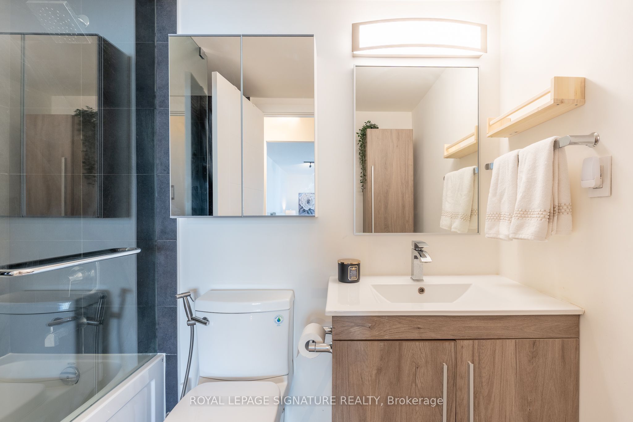 33 Harbour Square 1806 Property Photo 21