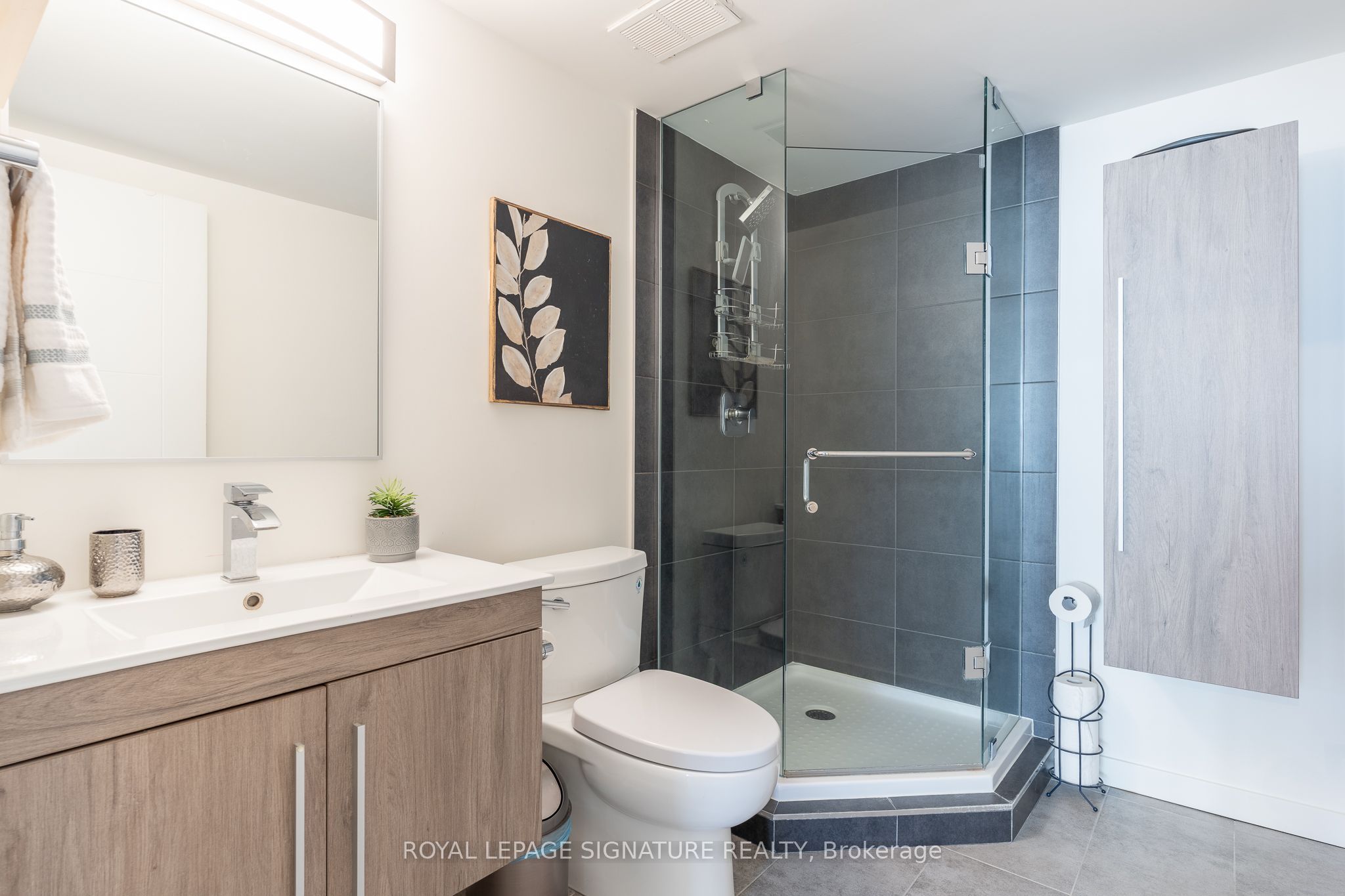33 Harbour Square 1806 Property Photo 24