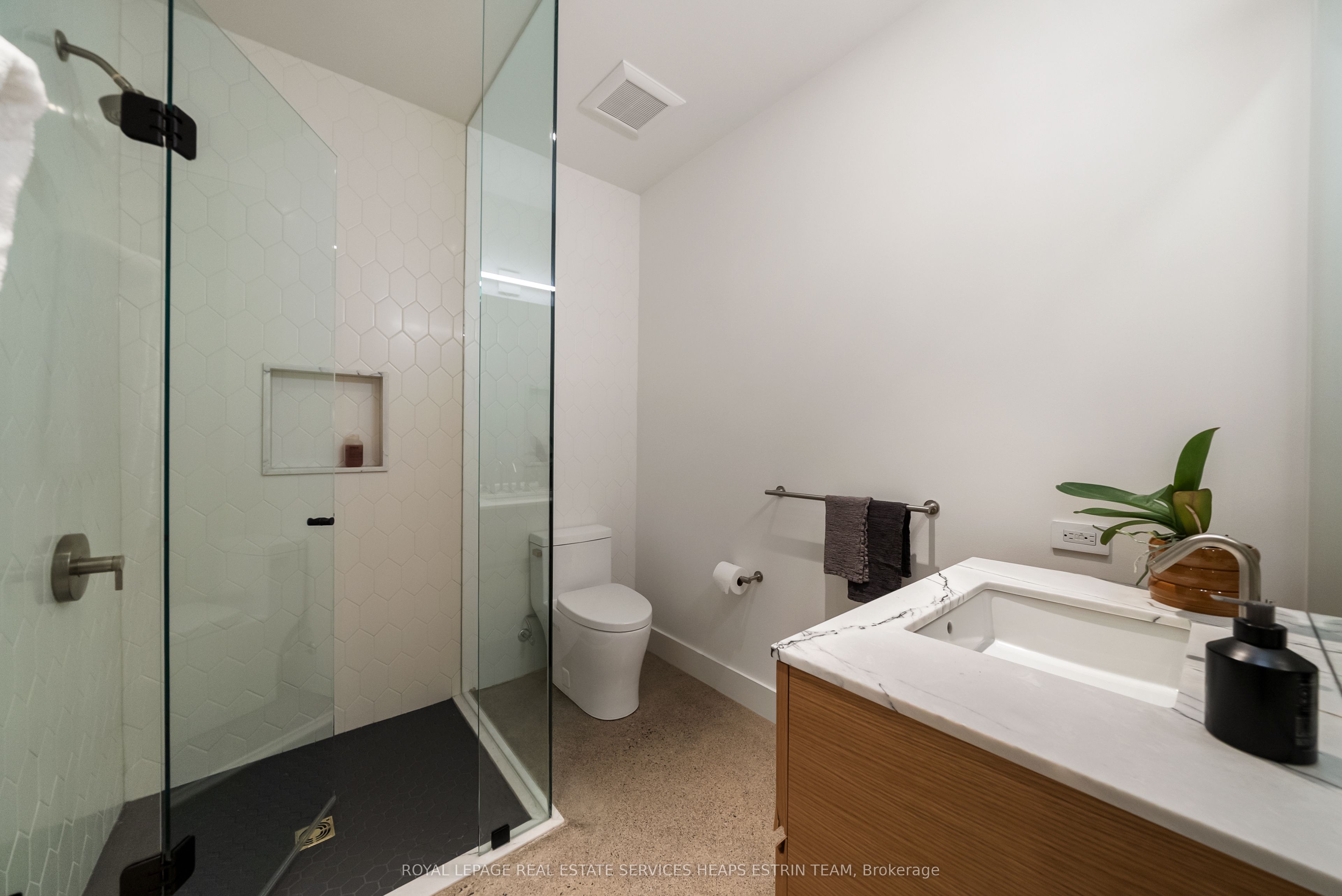 442 Heath Street E Property Photo 39