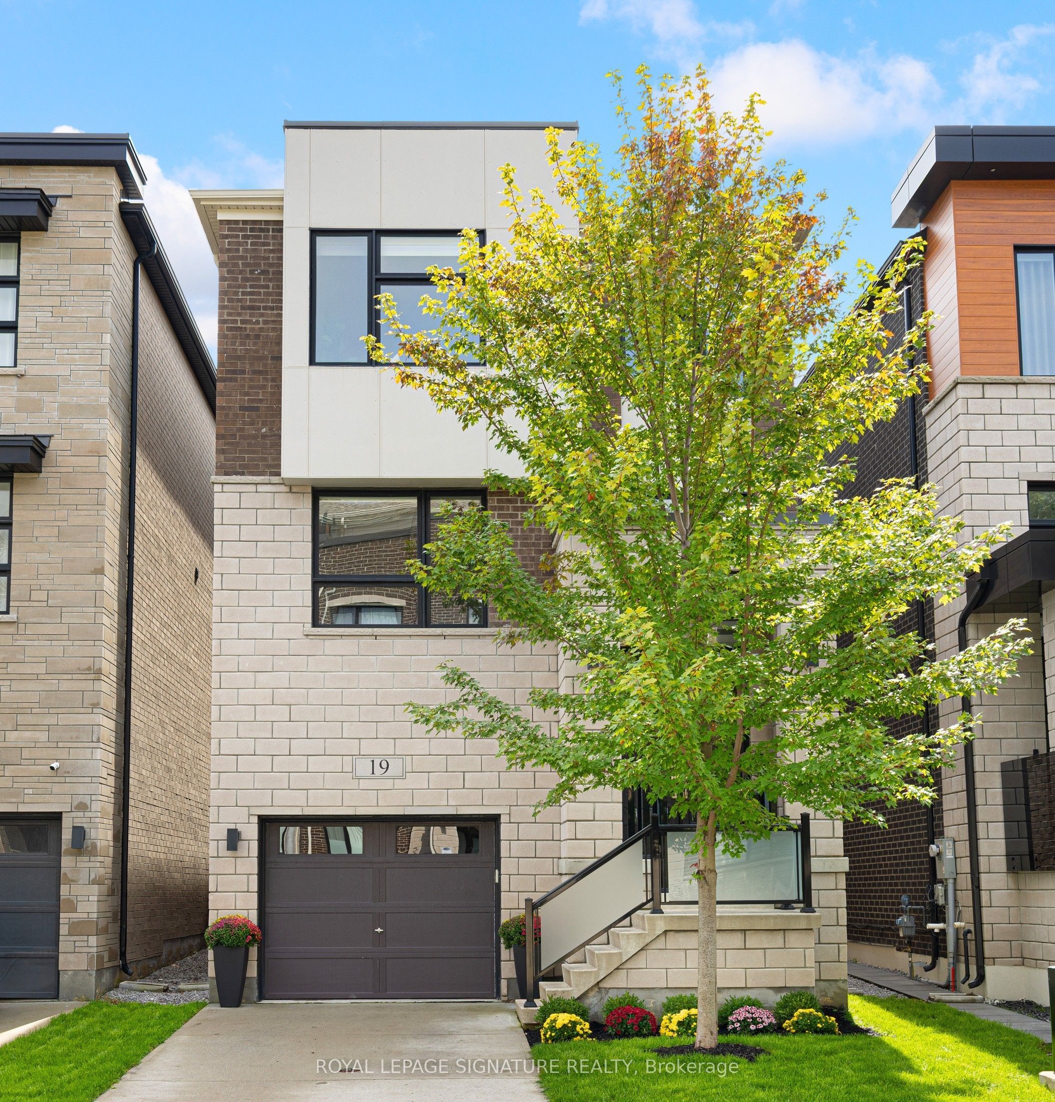 19 Hollyhock Court Property Photo 1