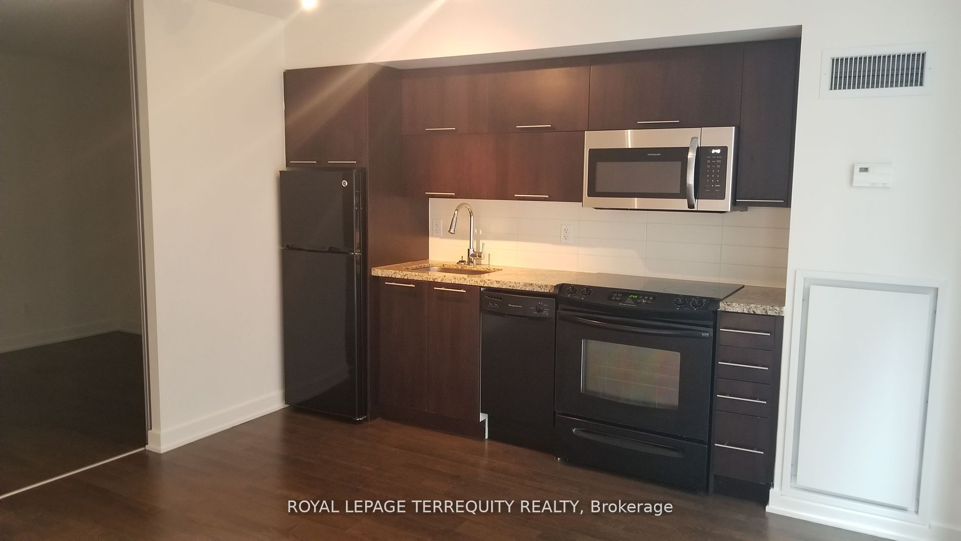 126 Simcoe Street 505 Property Photo 7