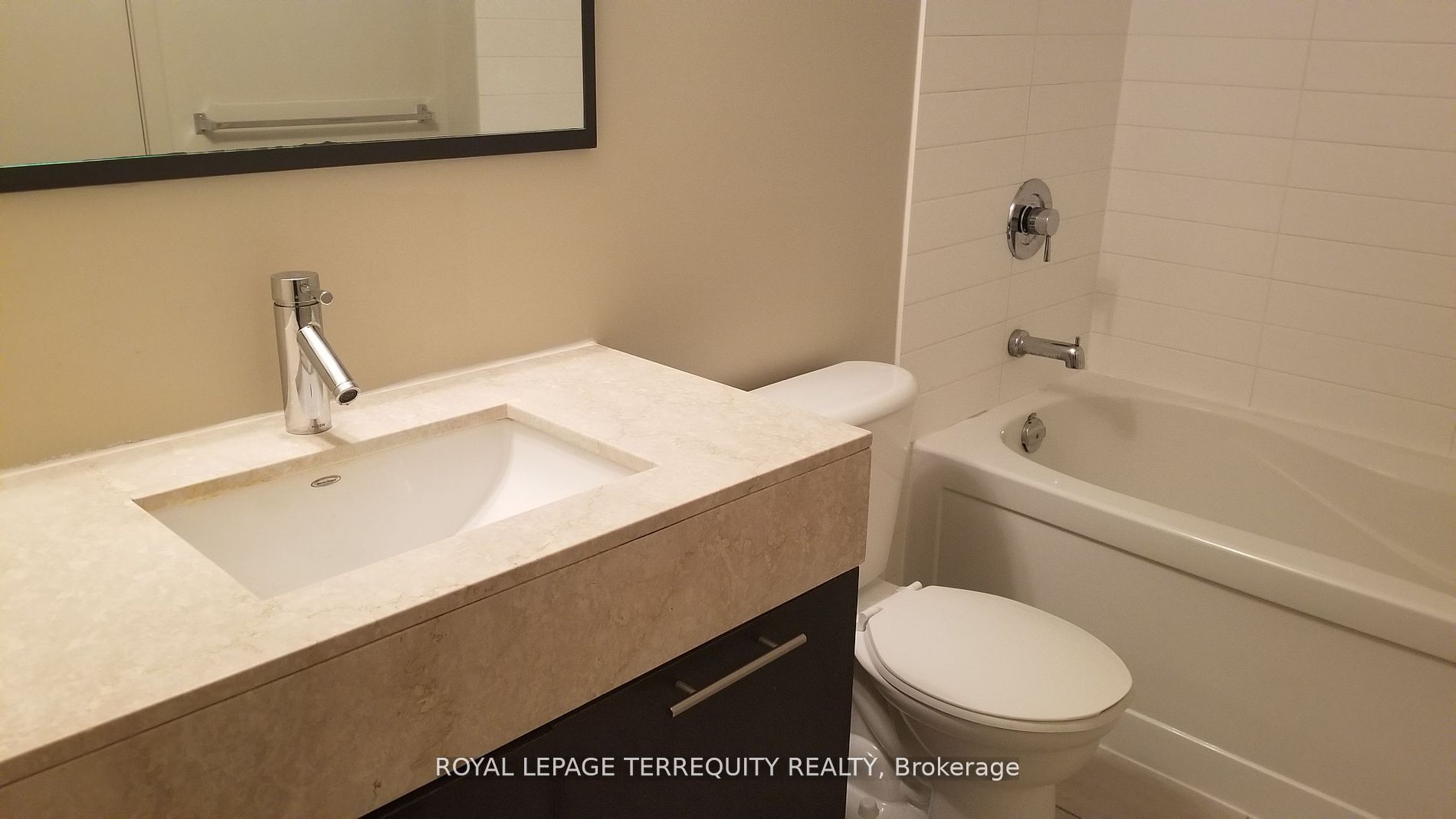 126 Simcoe Street 505 Property Photo 23