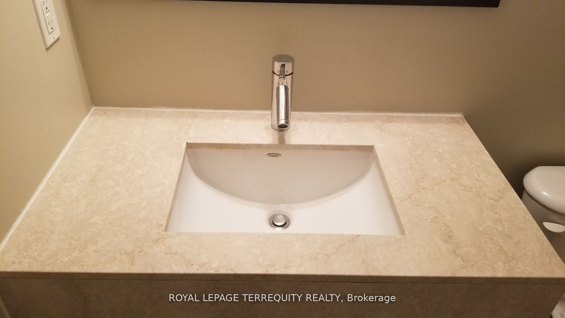 126 Simcoe Street 505 Property Photo 24
