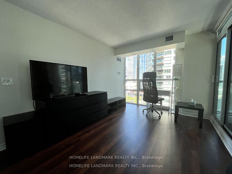 19 Grand Trunk Crescent 1706 Property Photo 2