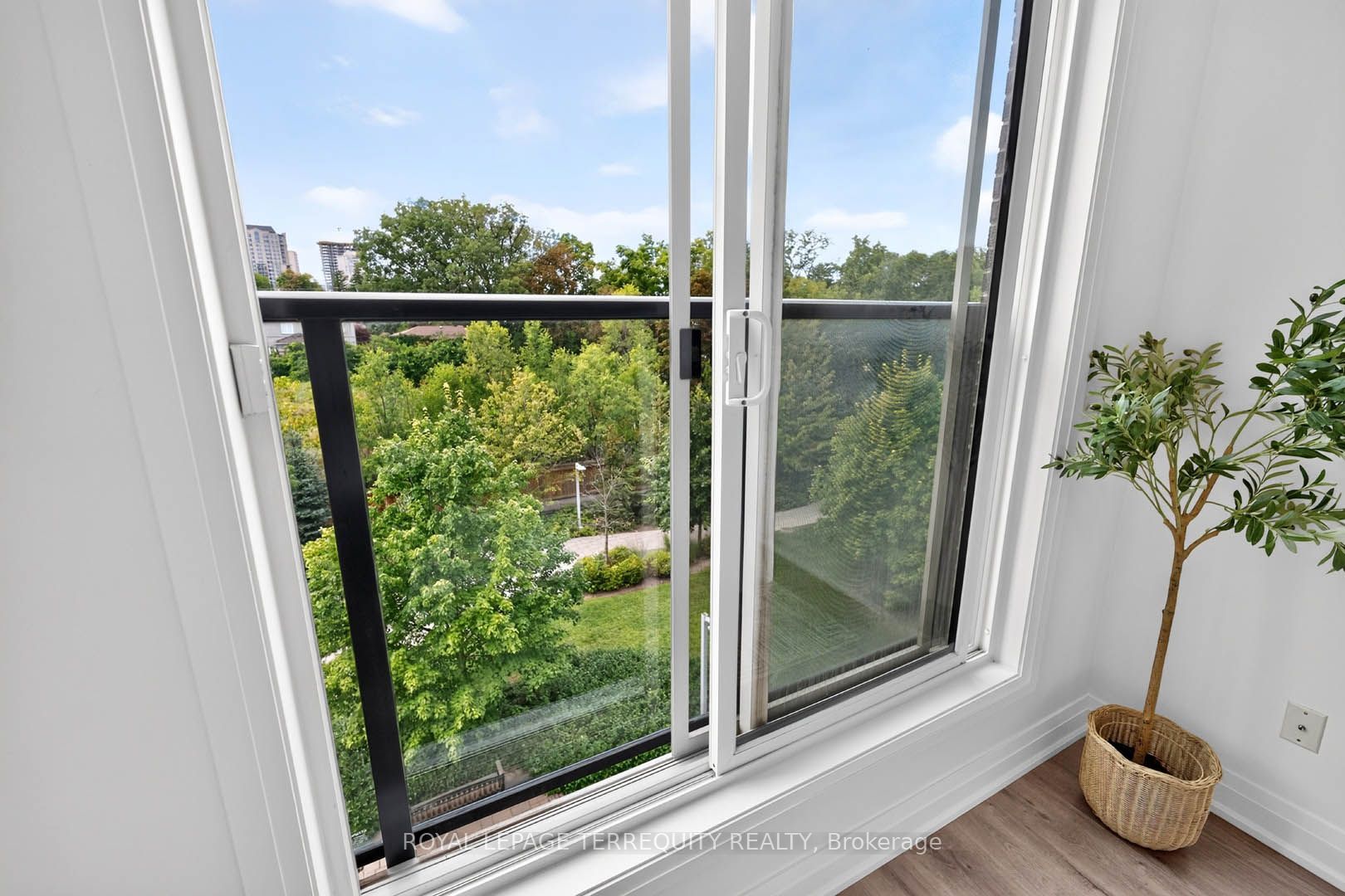 780 Sheppard Avenue E 16 Property Photo 21