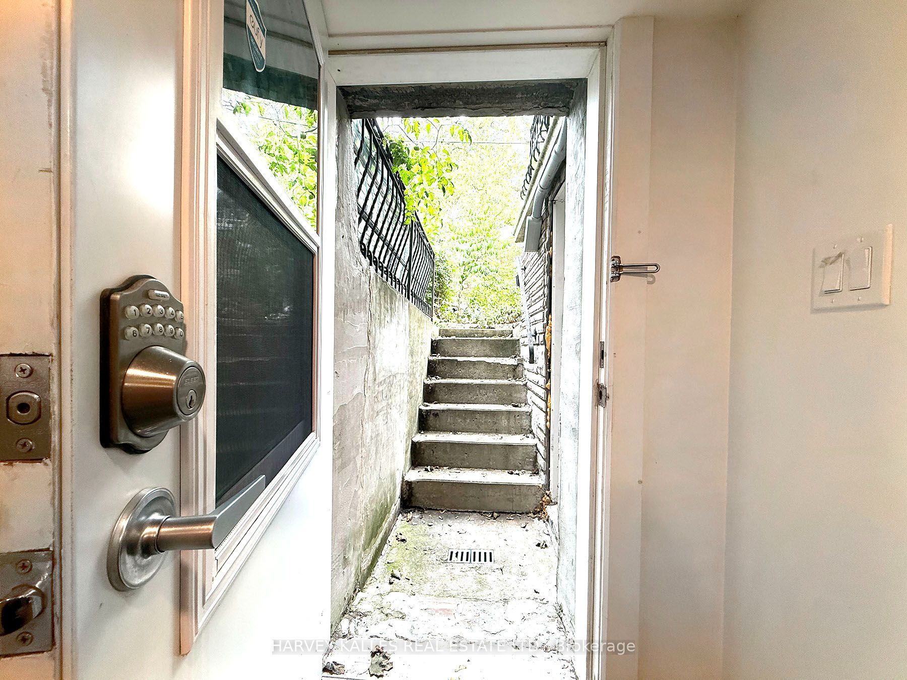 488 Lansdowne Avenue Lower Property Photo 2