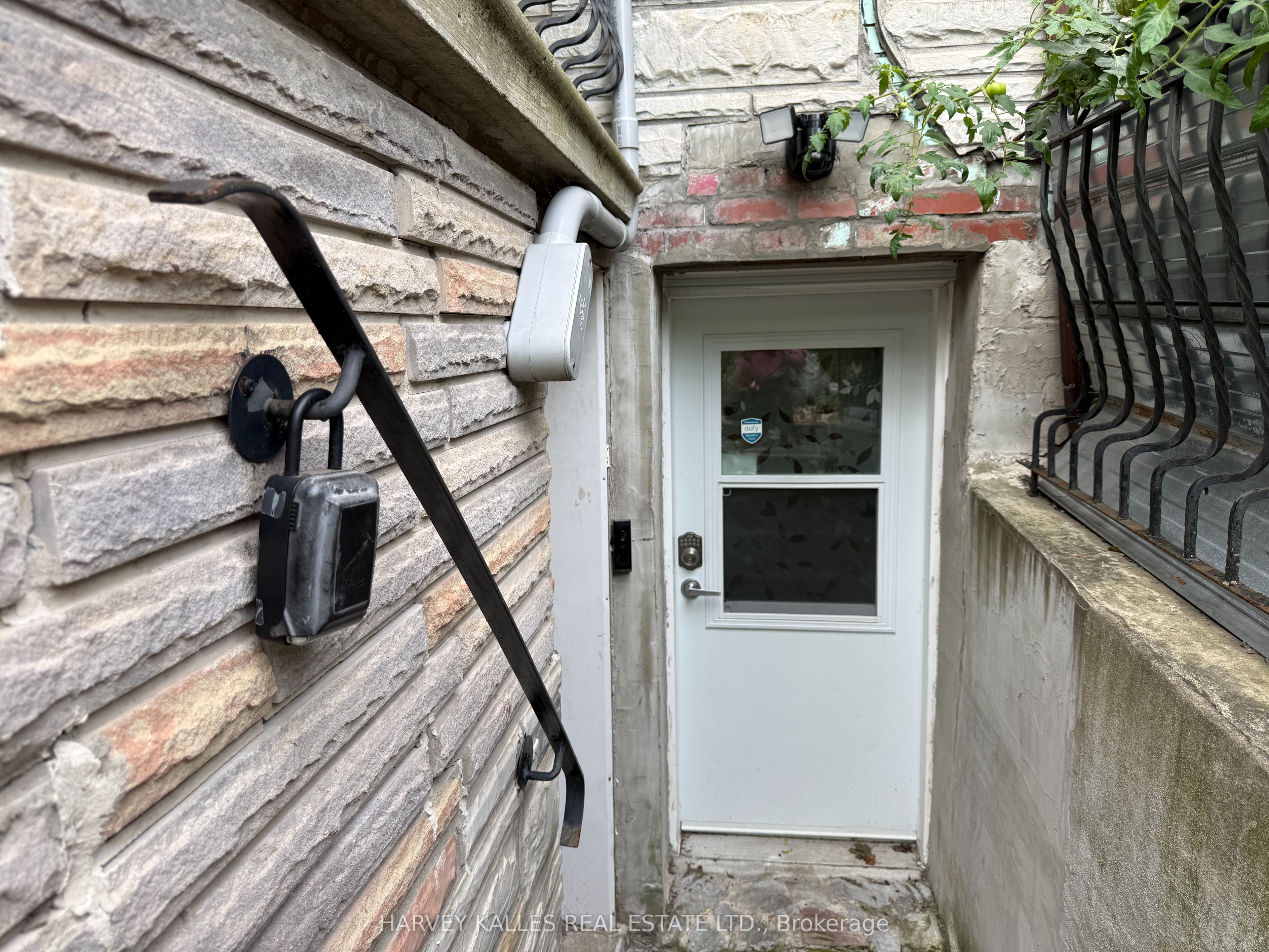 488 Lansdowne Avenue Lower Property Photo 3