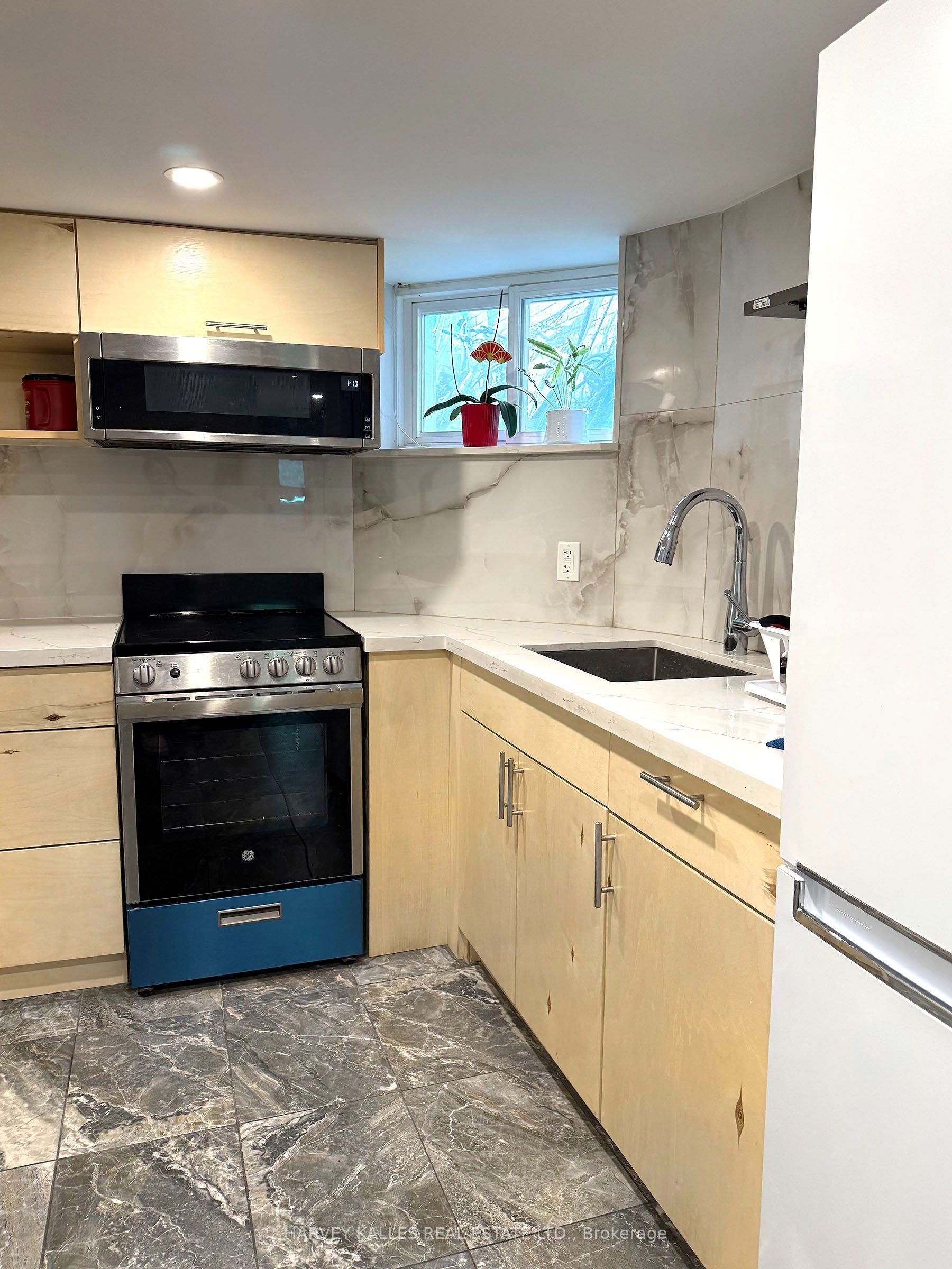 488 Lansdowne Avenue Lower Property Photo 12