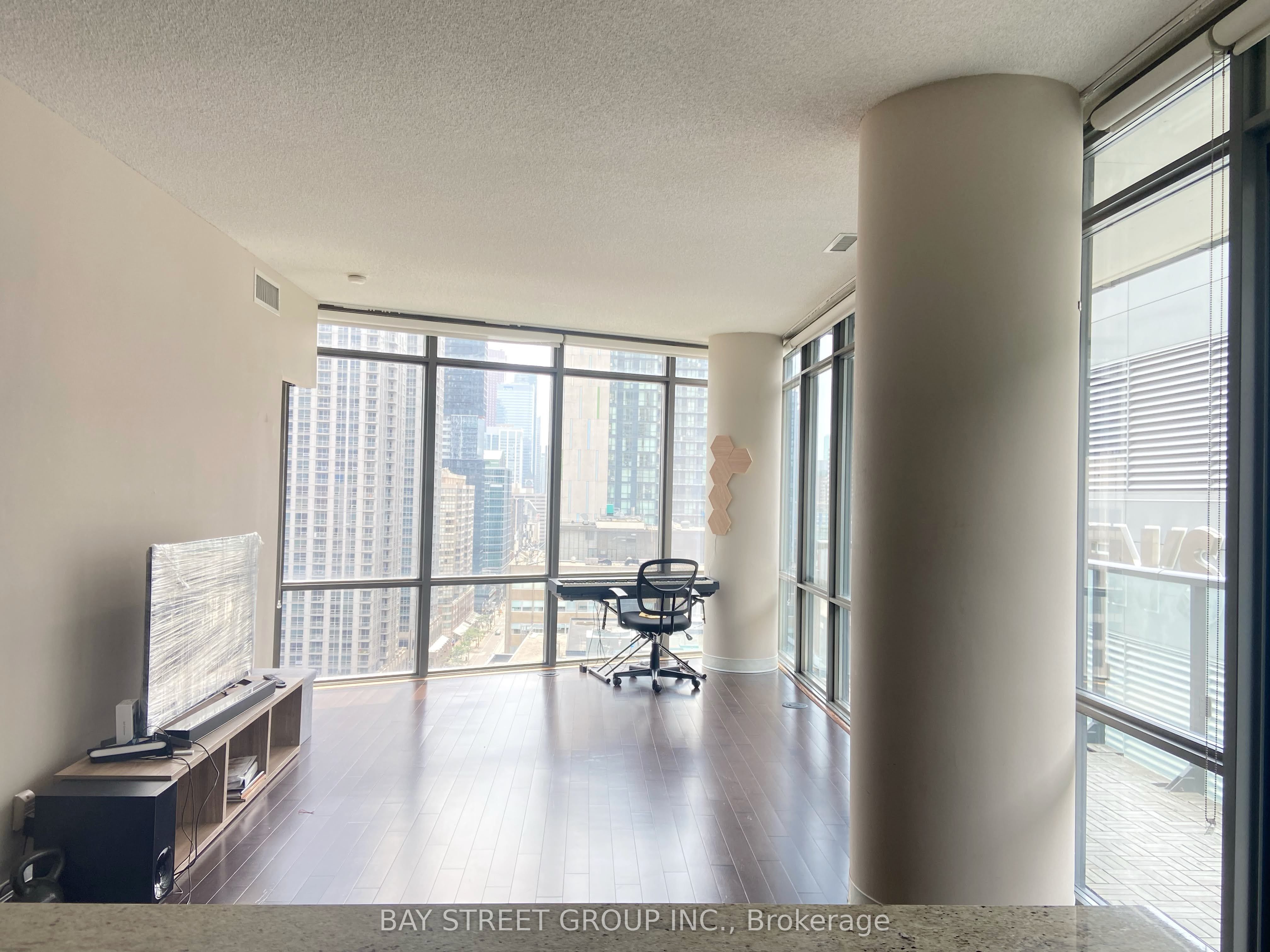 832 Bay Street 1410 Property Photo 4