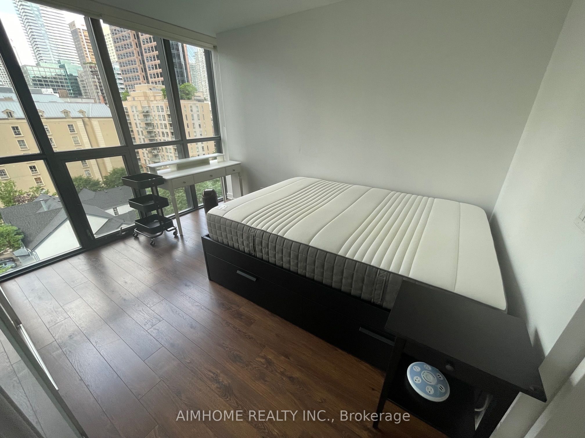 110 Charles Street E 803 Property Photo 13