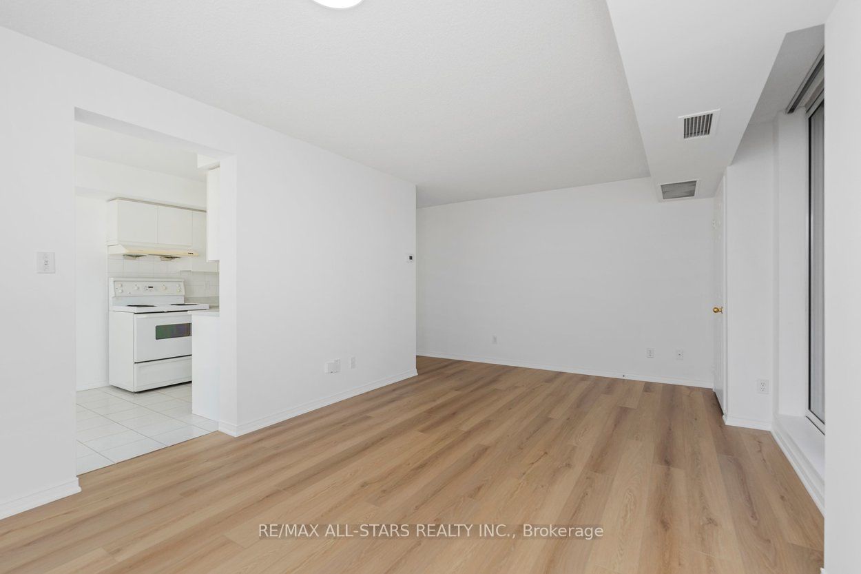 18 Hillcrest Avenue 1505 Property Photo 8