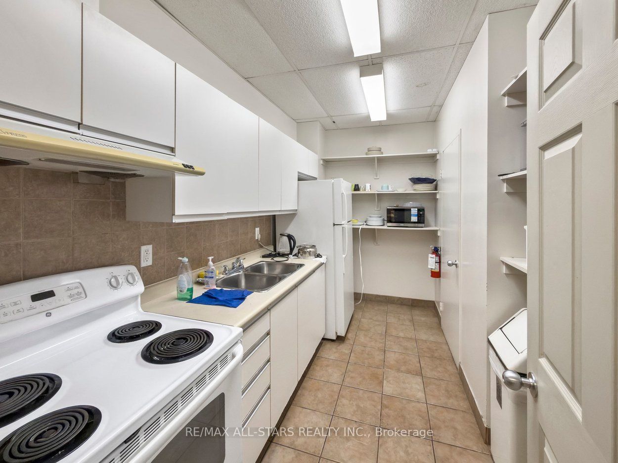 18 Hillcrest Avenue 1505 Property Photo 37