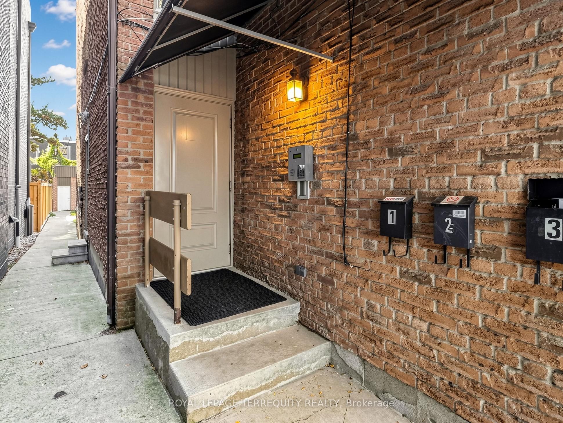 41 Summerhill Avenue 3 Property Photo 6