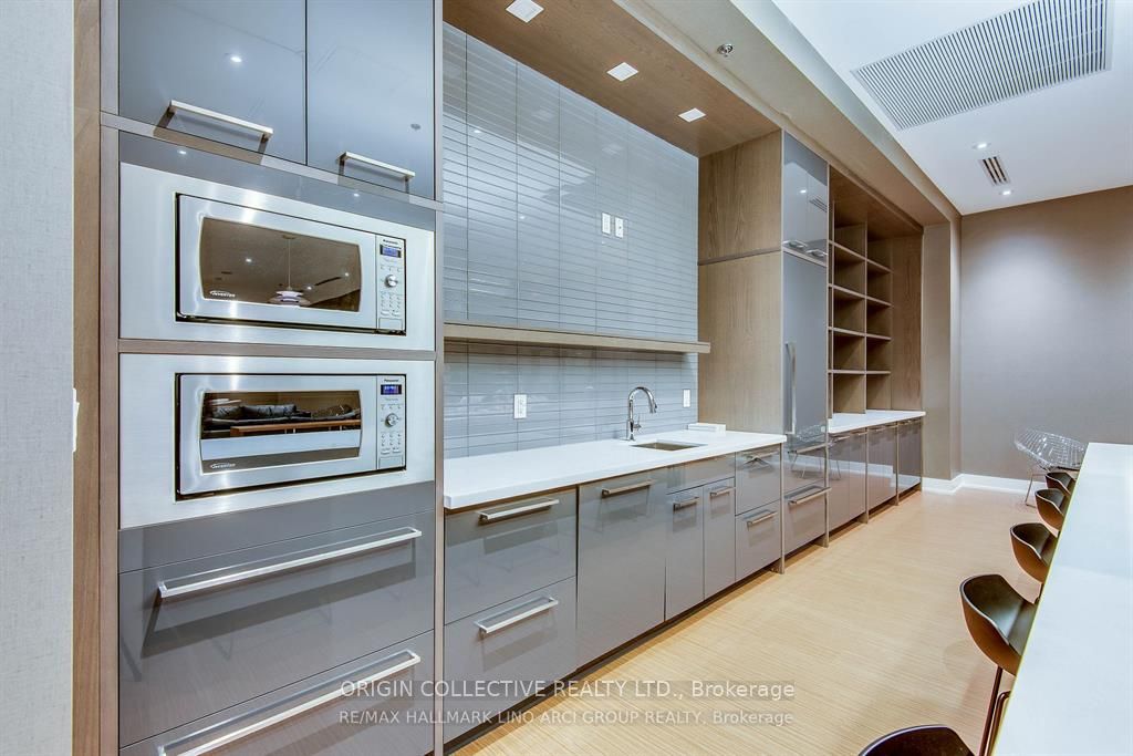 111 St Clair Avenue W 405 Property Photo 18