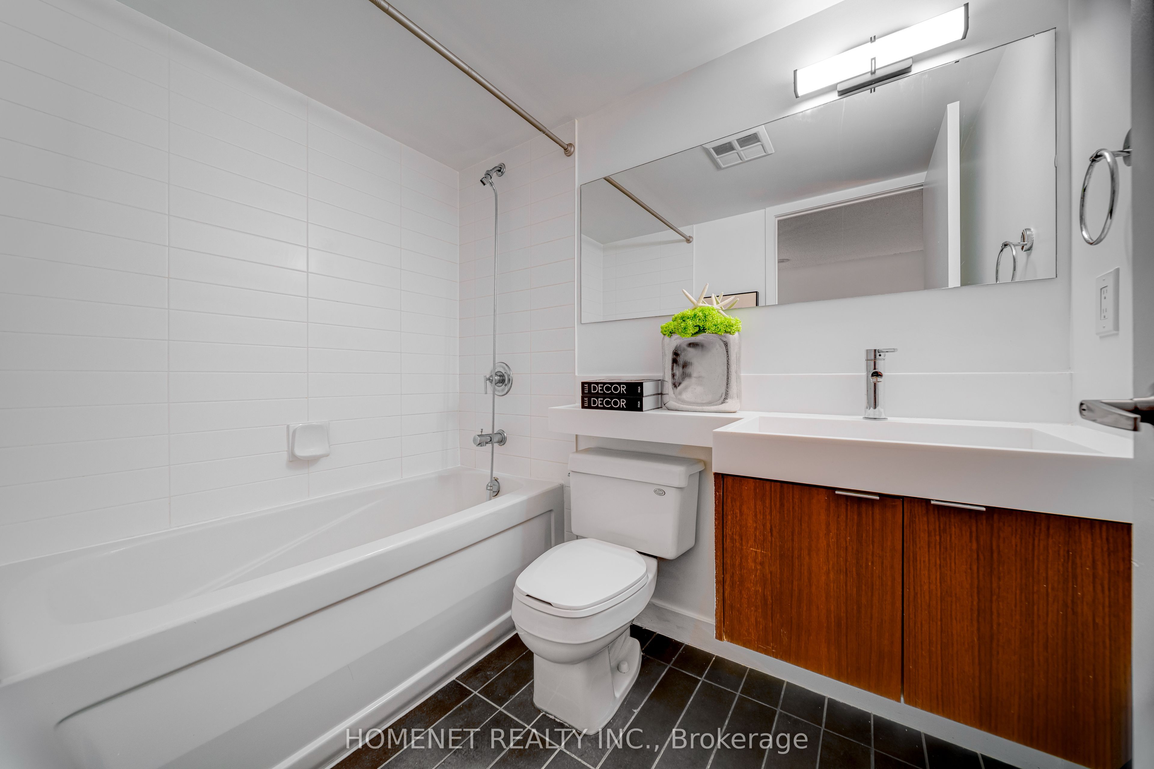 25 Telegram Mews 816 Property Photo 25