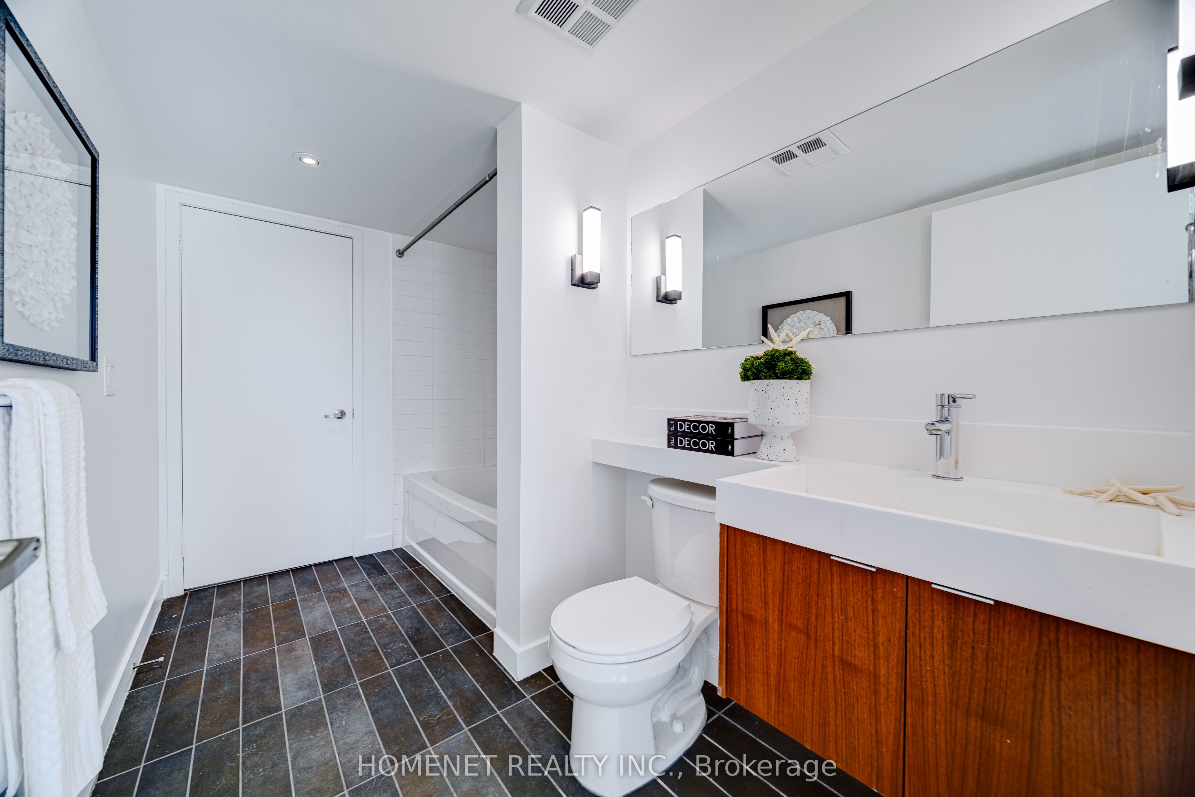 25 Telegram Mews 816 Property Photo 34