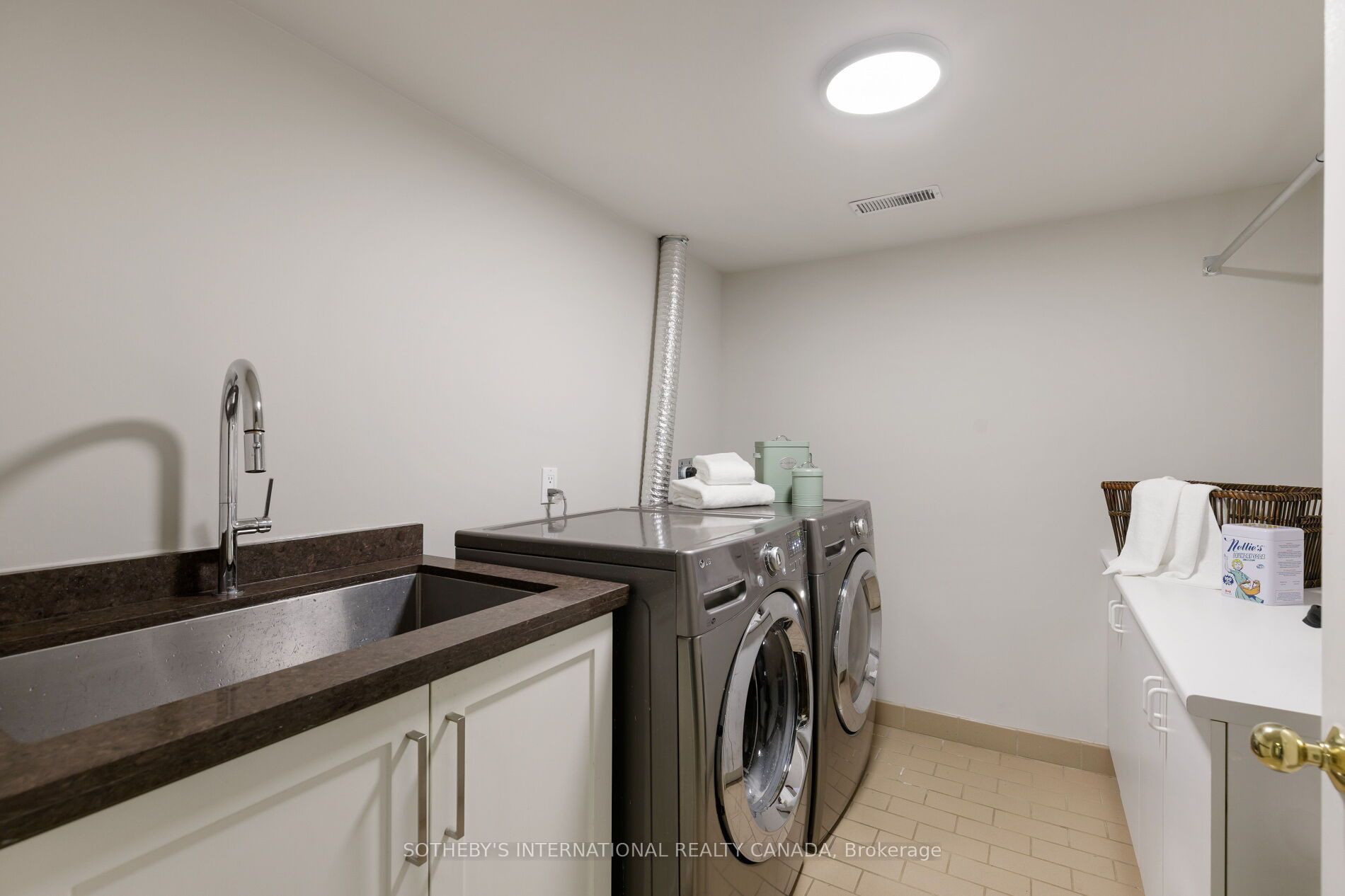 1 Nina Street Property Photo 32