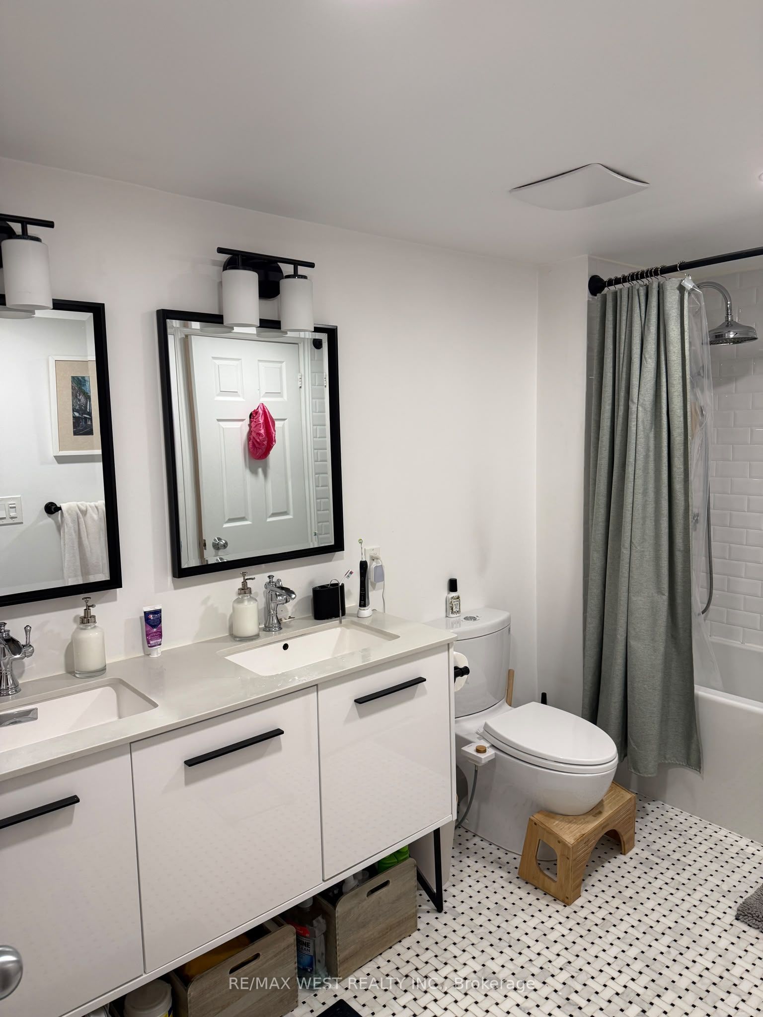 208 Niagara Street 99 Property Photo 14