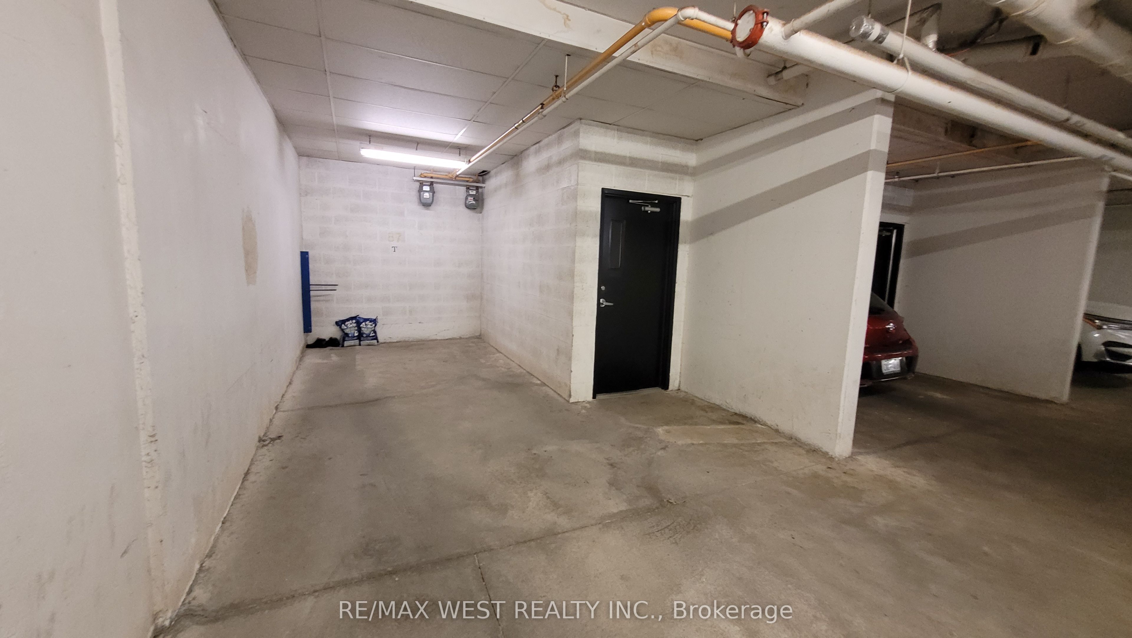 208 Niagara Street 99 Property Photo 21
