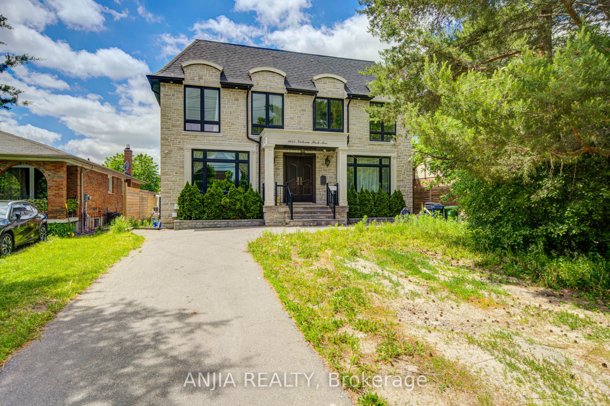 2652 Victoria Park Avenue Property Photo 1