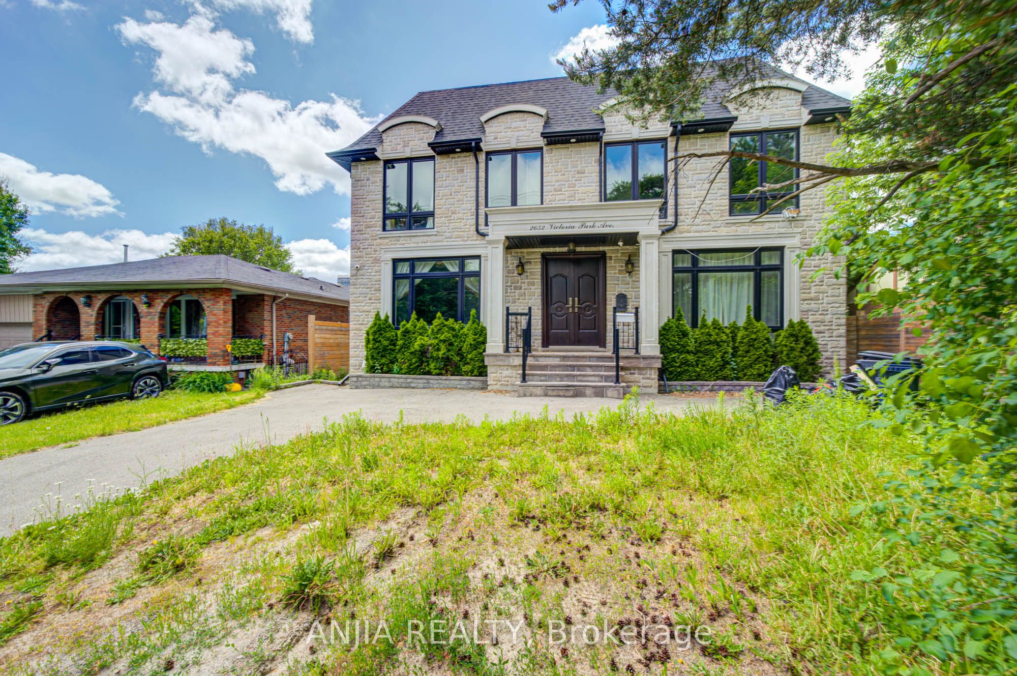 2652 Victoria Park Avenue Property Photo 2