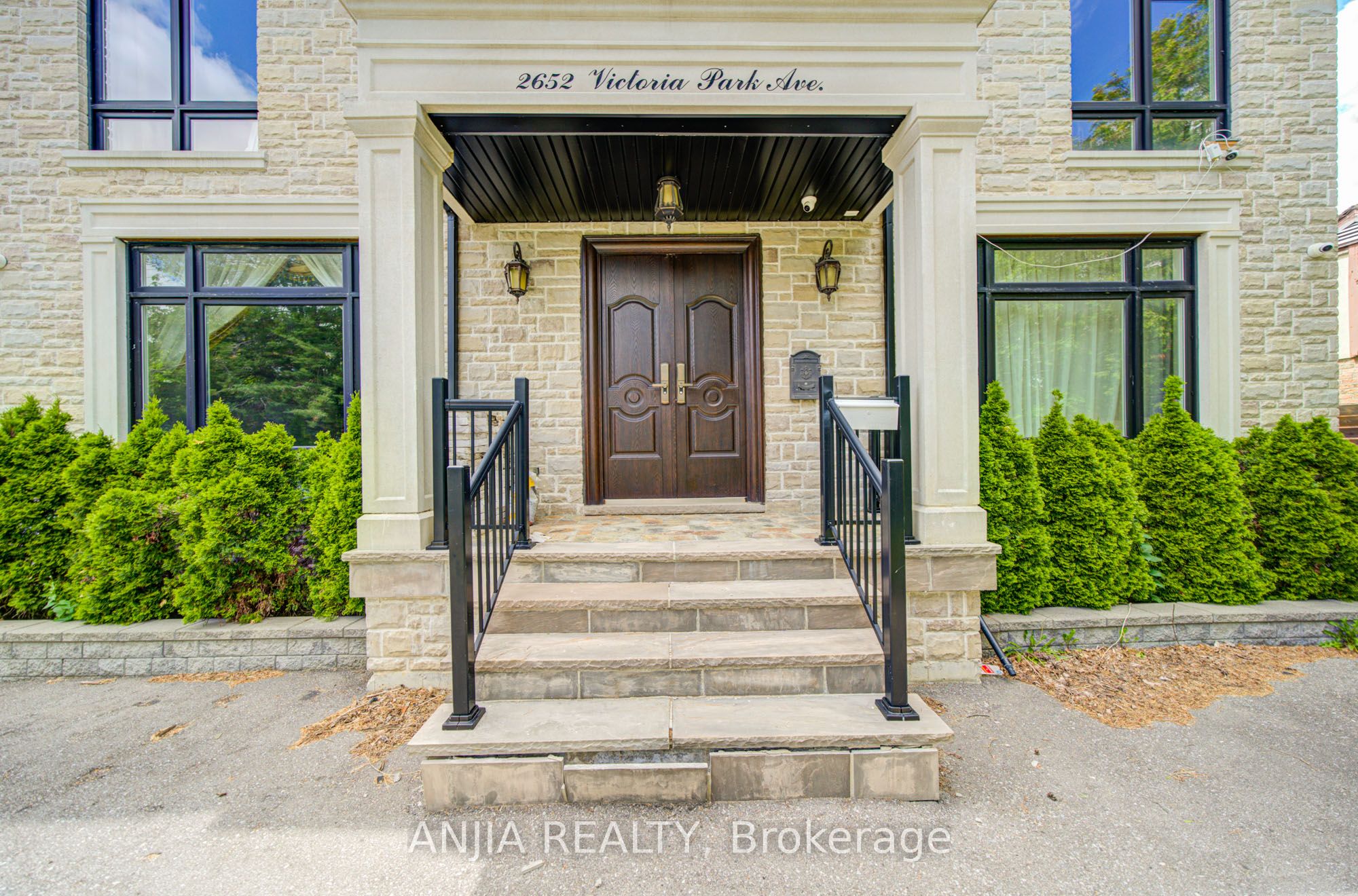 2652 Victoria Park Avenue Property Photo 3