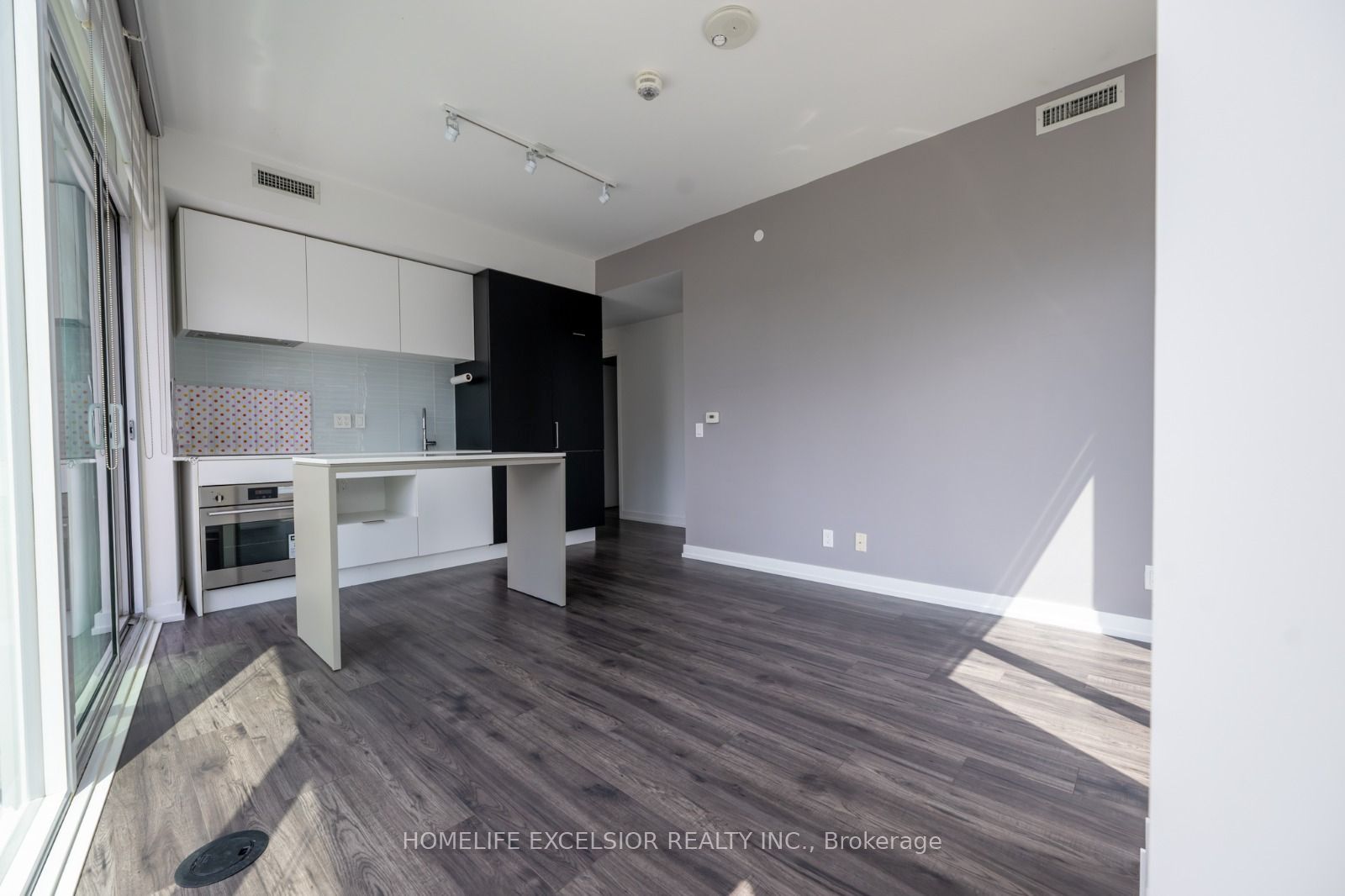 33 Helendale Avenue 1410 Property Photo 6