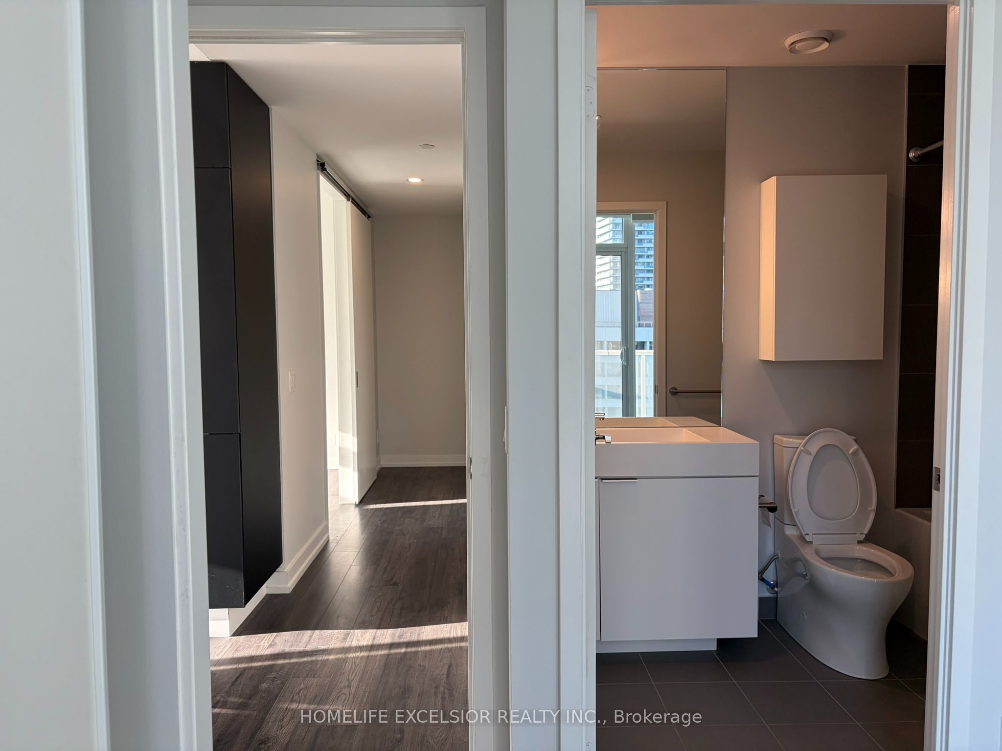 33 Helendale Avenue 1410 Property Photo 12