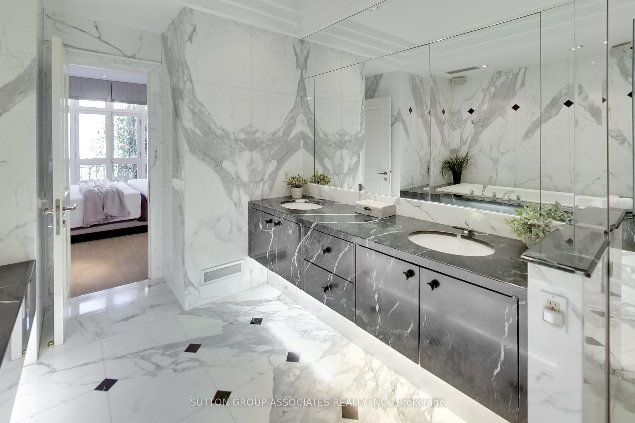 48 Lowther Avenue Property Photo 21