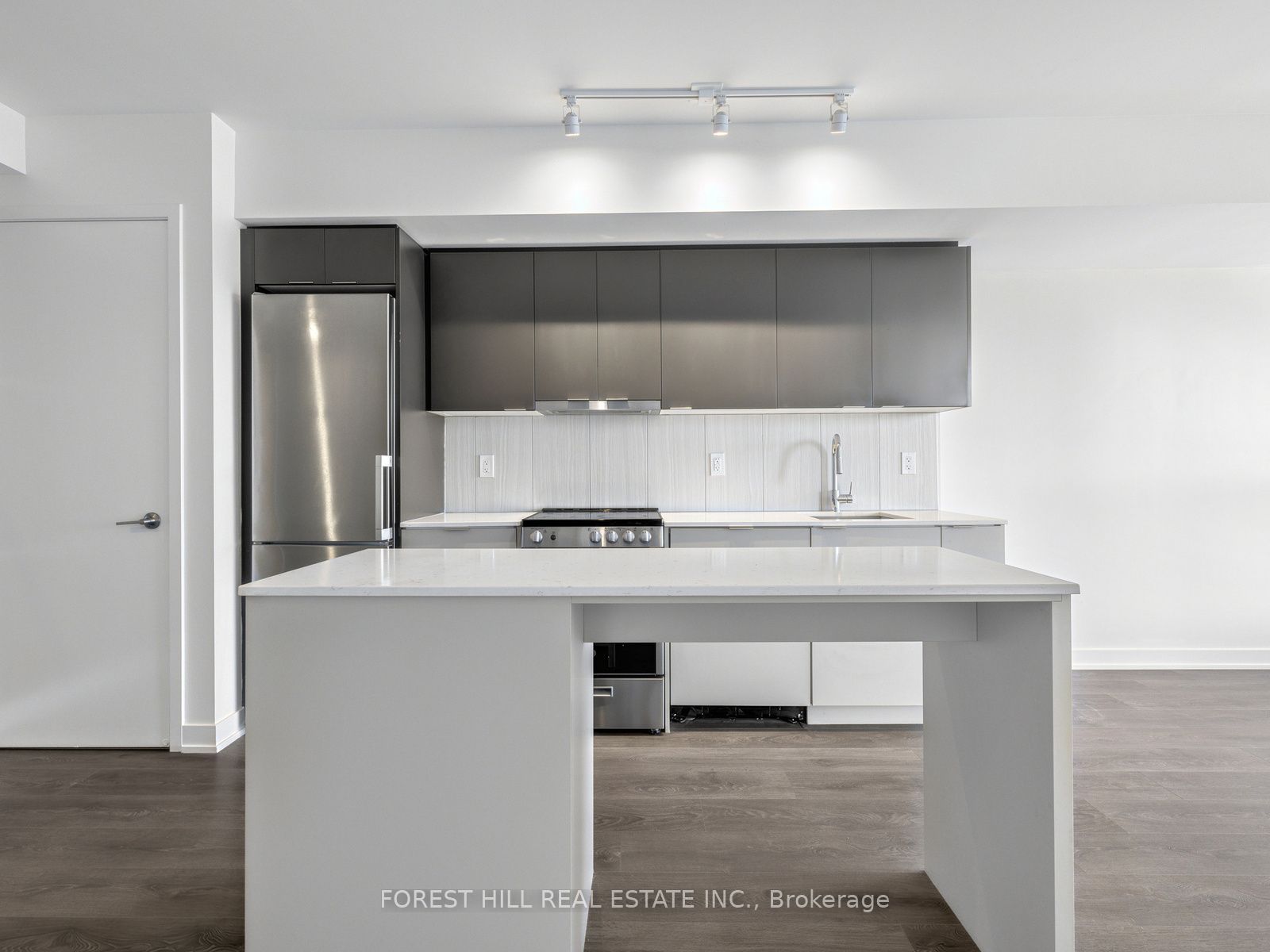 8 Tippett Road 407 Property Photo 13