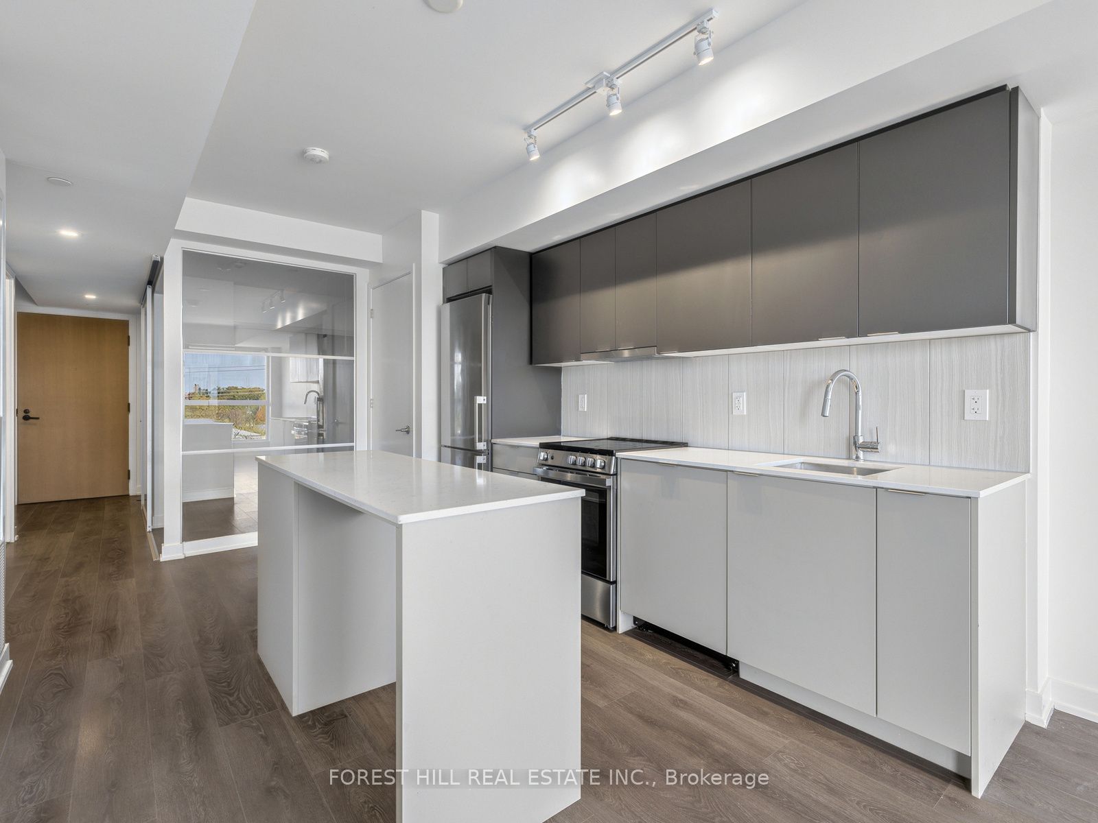 8 Tippett Road 407 Property Photo 15